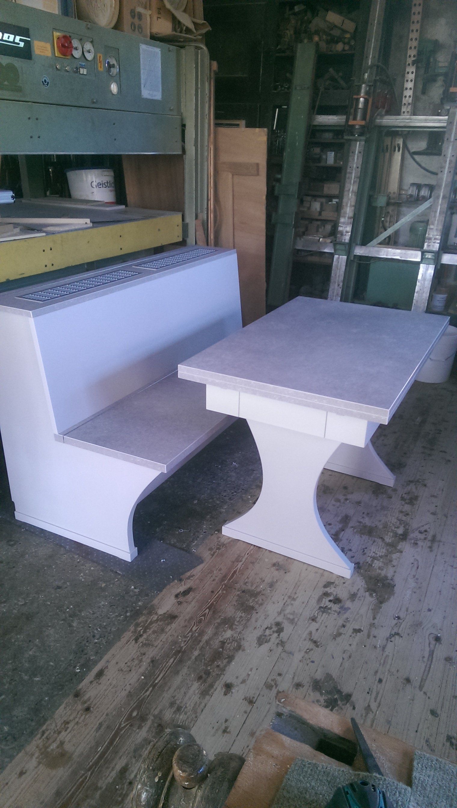 Fabrication de banc et de table à Saint-Louis