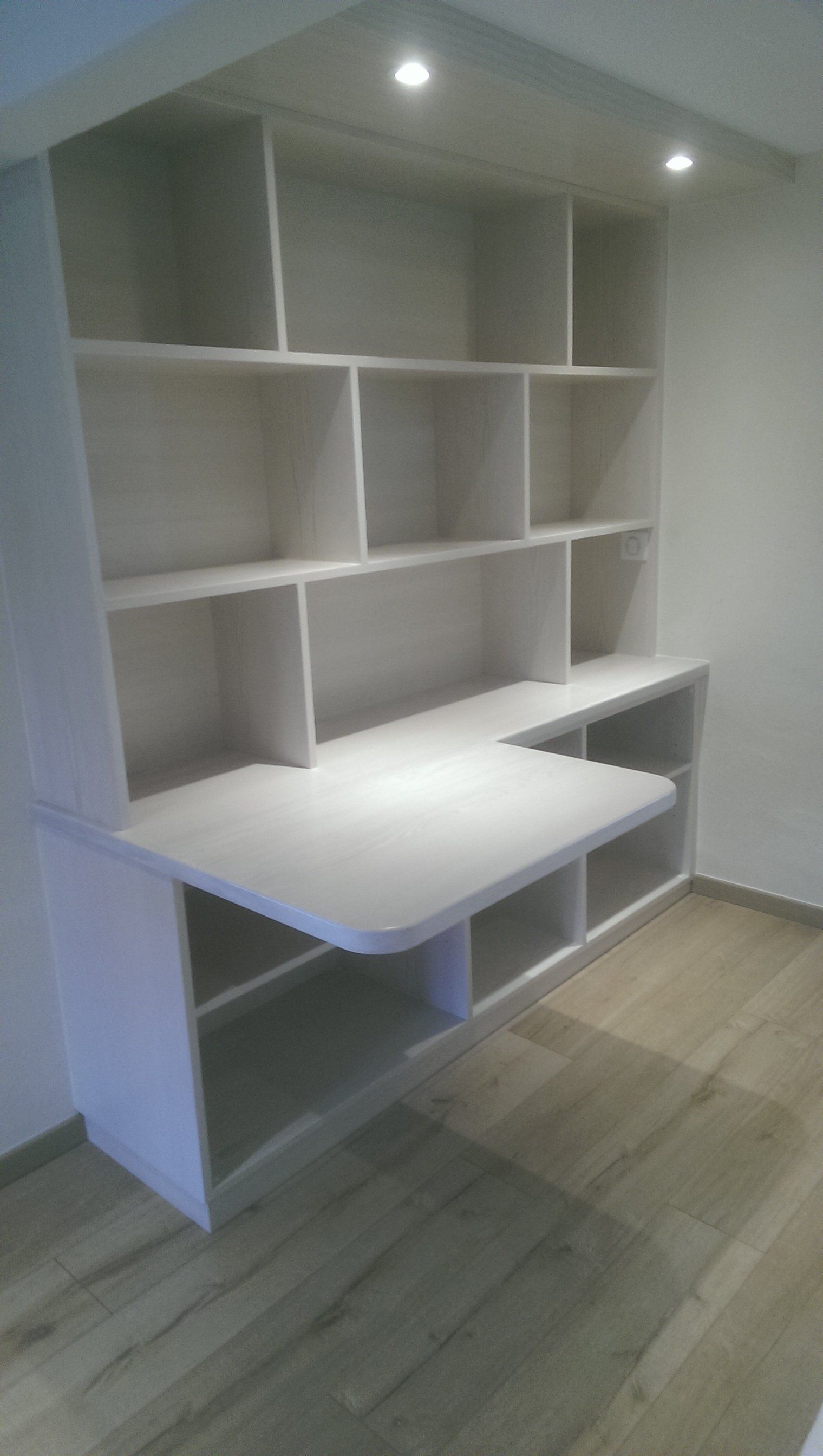 Fabrication de bibliothèque moderne