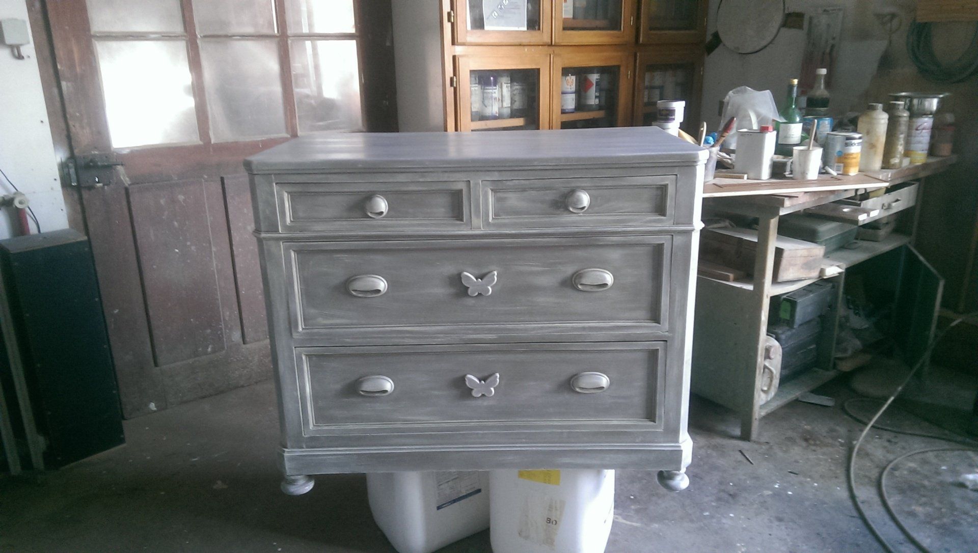 Fabrication d'une commode, avec couleur moderne