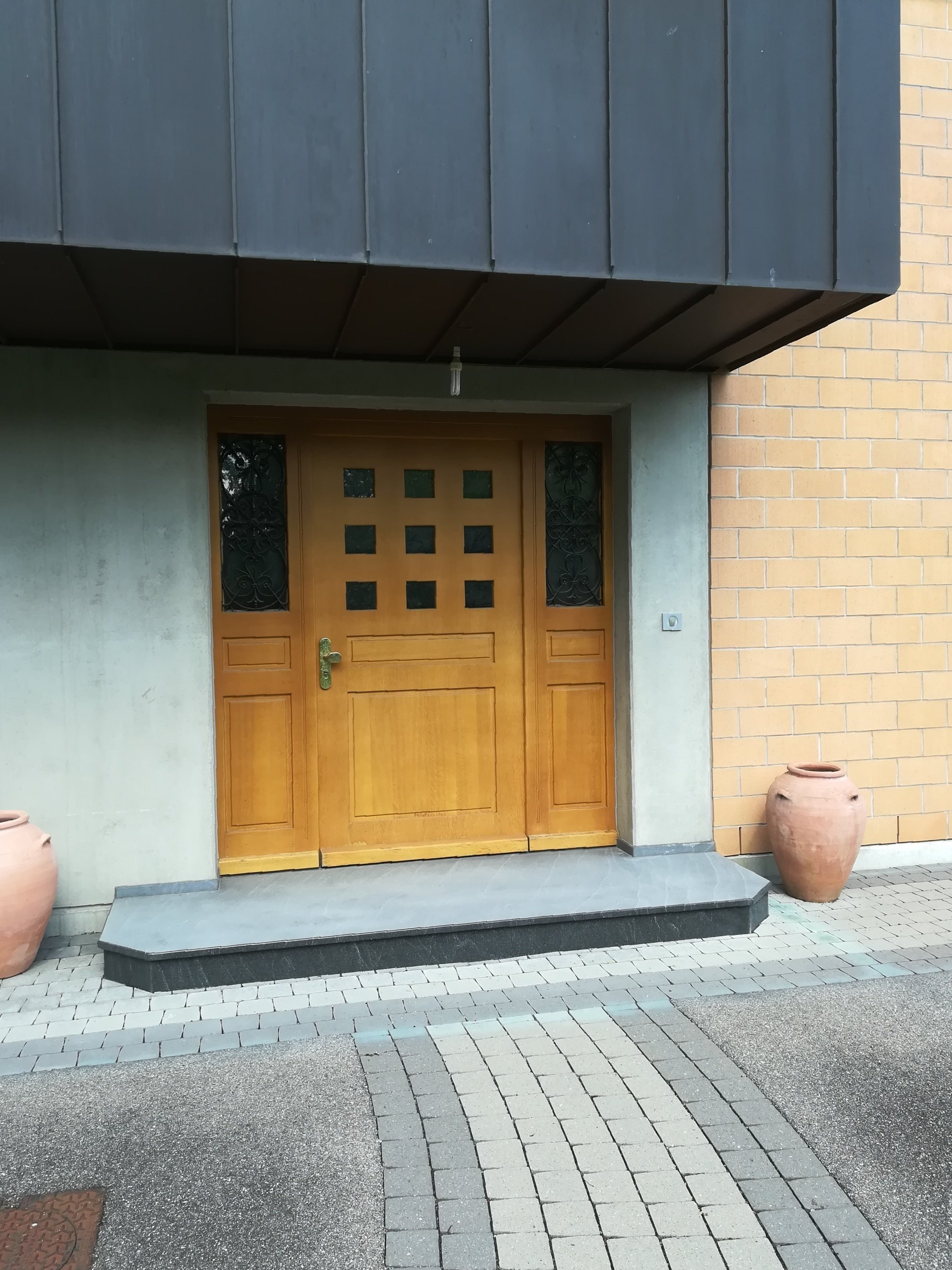 Fabrication d'une porte d'entrée, avec vitrages