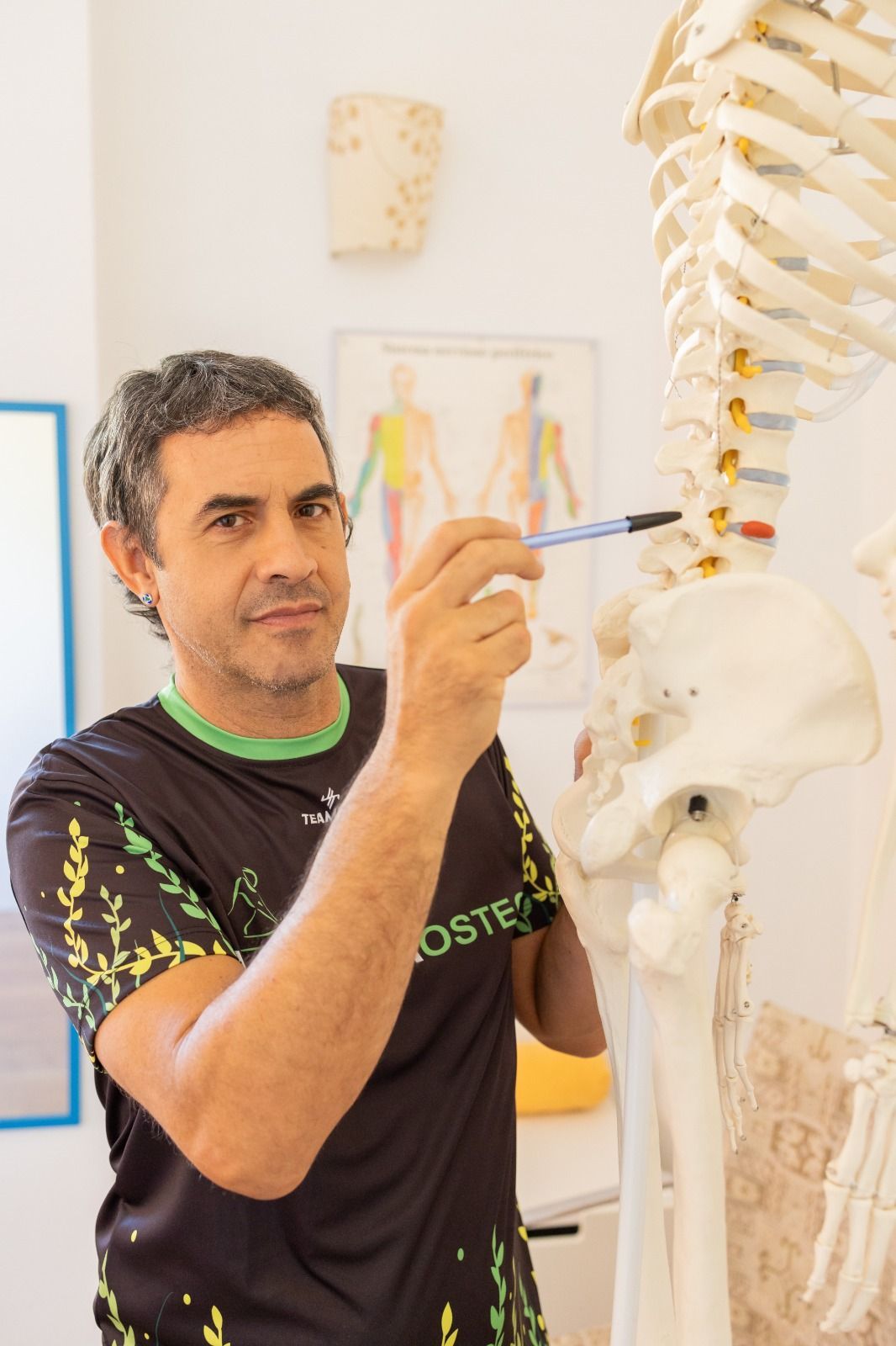 Un hombre señala un esqueleto con un marcador.