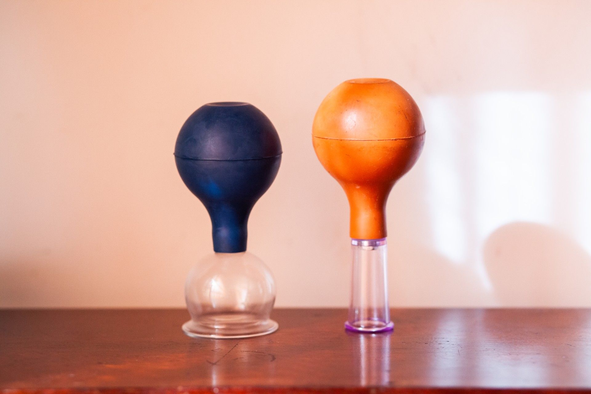 Hay dos ventosas sobre una mesa de madera.