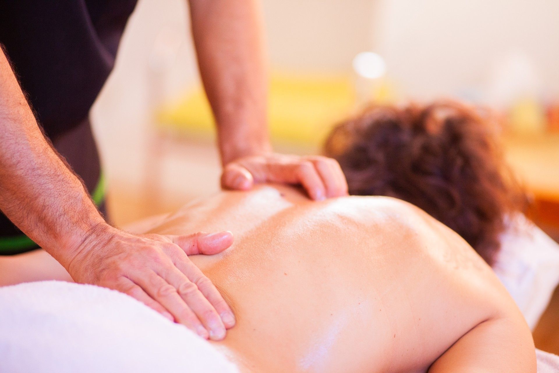 Una mujer está recibiendo un masaje en un spa.