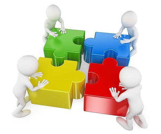 Cuatro figuras blancas que ensamblan cuatro piezas de rompecabezas de colores: verde, azul, amarillo y rojo, que representan el trabajo en equipo y la colaboración.