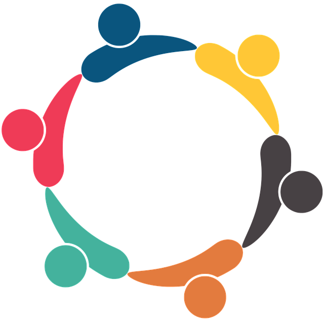 Personas tomadas de la mano en un círculo, representando a la comunidad, en varios colores: rojo, verde azulado, naranja, negro, amarillo y azul.