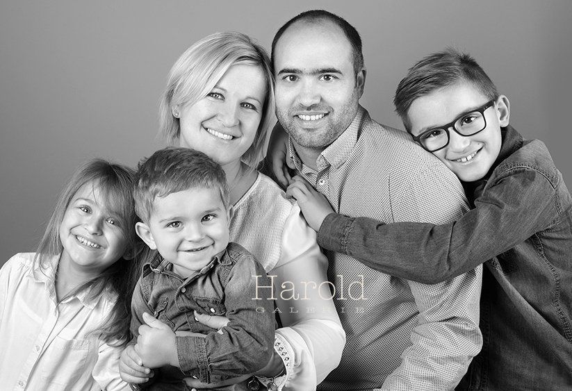 Un groupe familial souriant, enlacé.