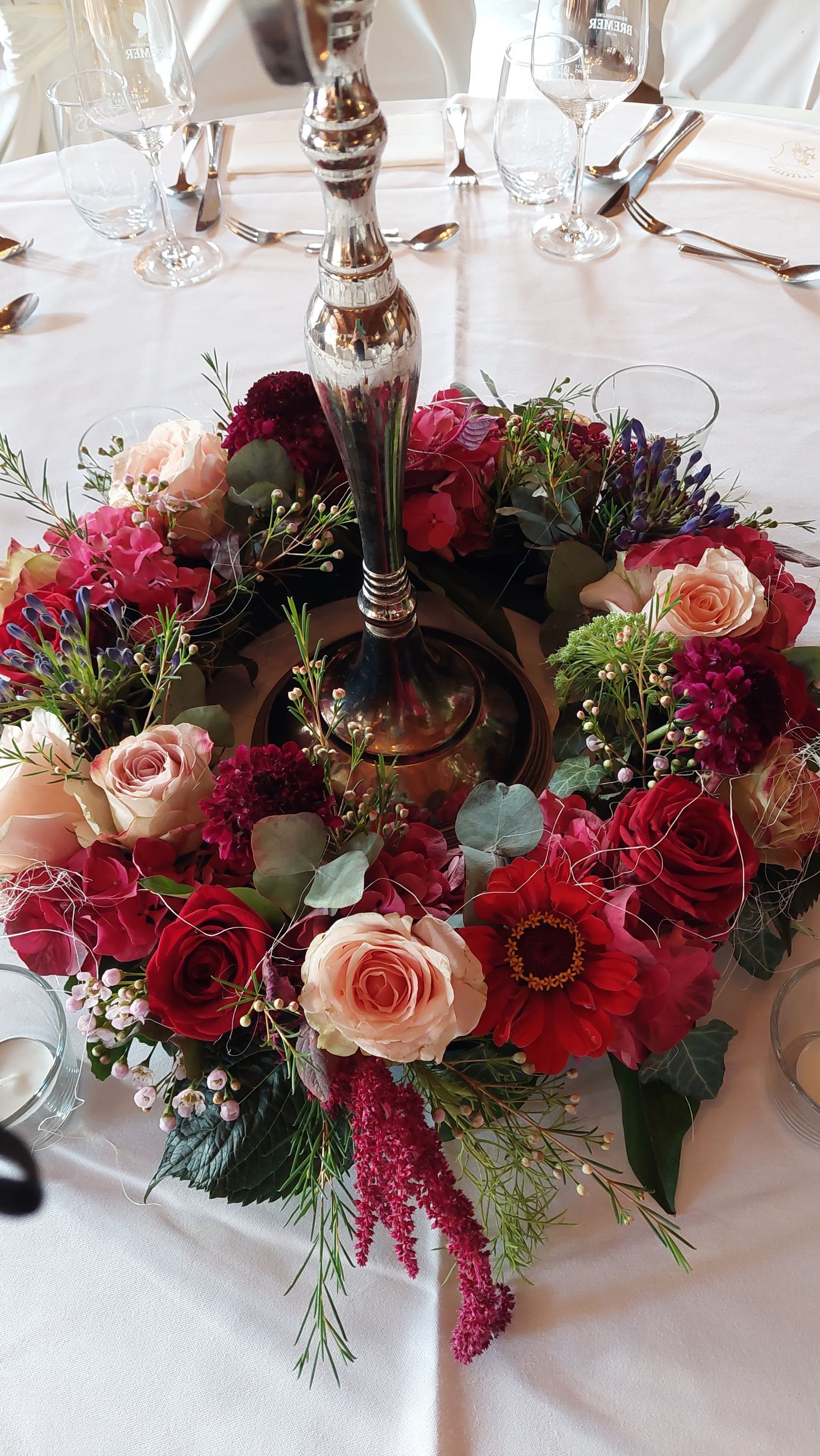 Farbenfrohe Hochzeitsfloristik mit Rosen und saisonalen Blüten im dekorativen Arrangement