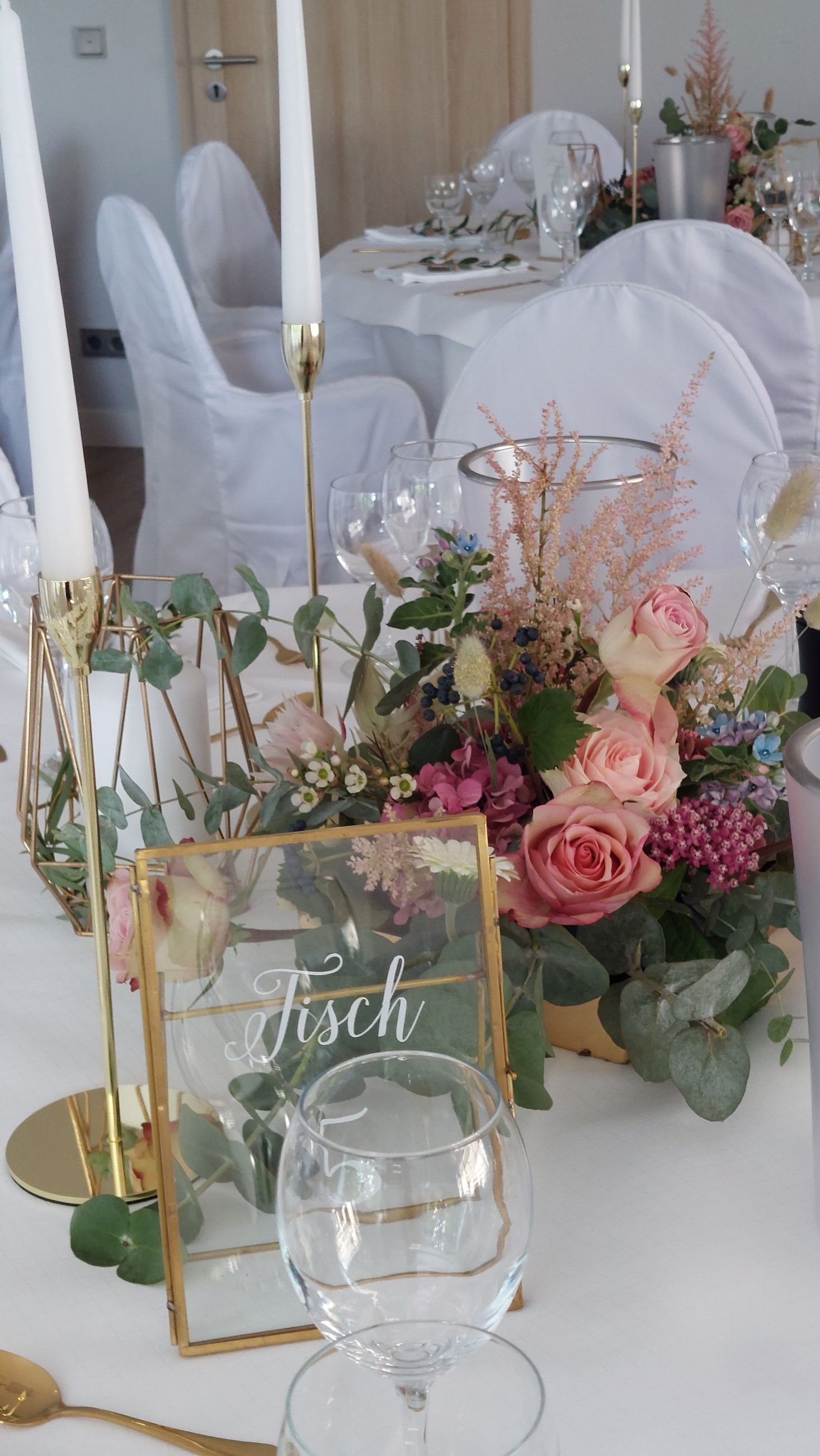 Romantische Tischfloristik mit Rosen und Eukalyptus für Hochzeit oder Feier