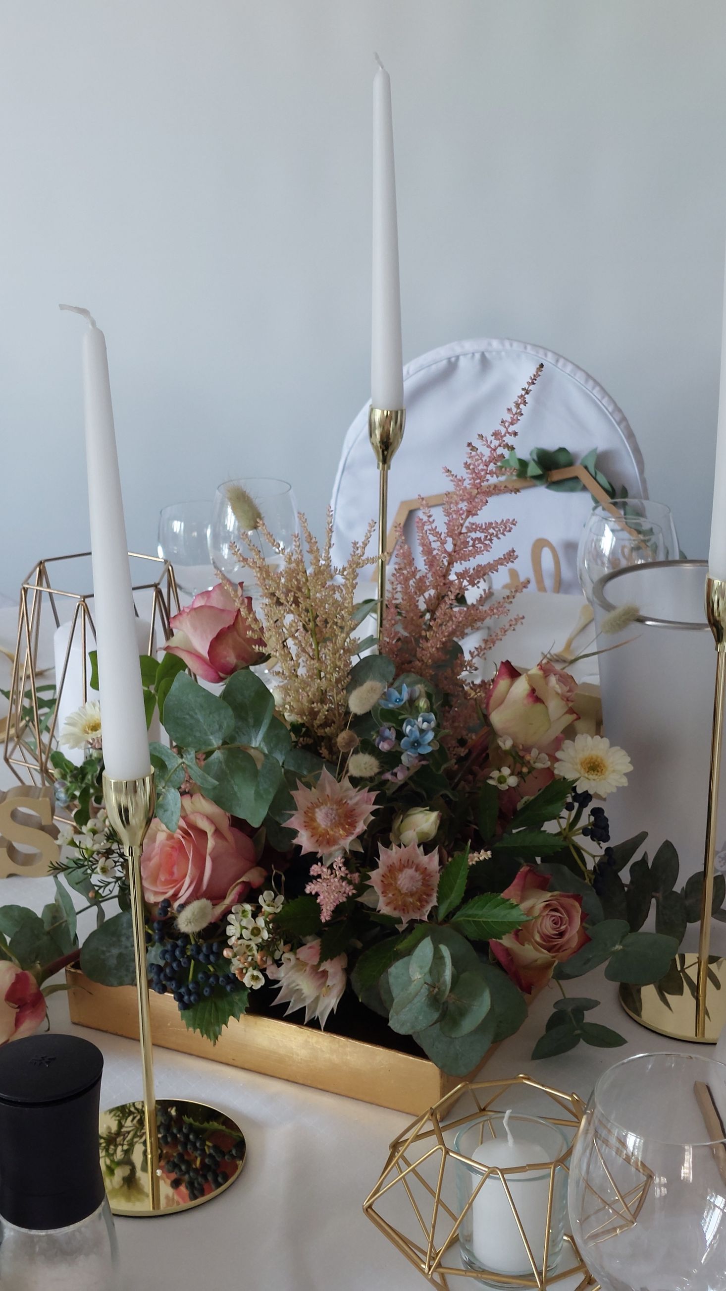 Elegantes Blumengesteck mit Trockenblumen und Pastelltönen für Eventdekoration