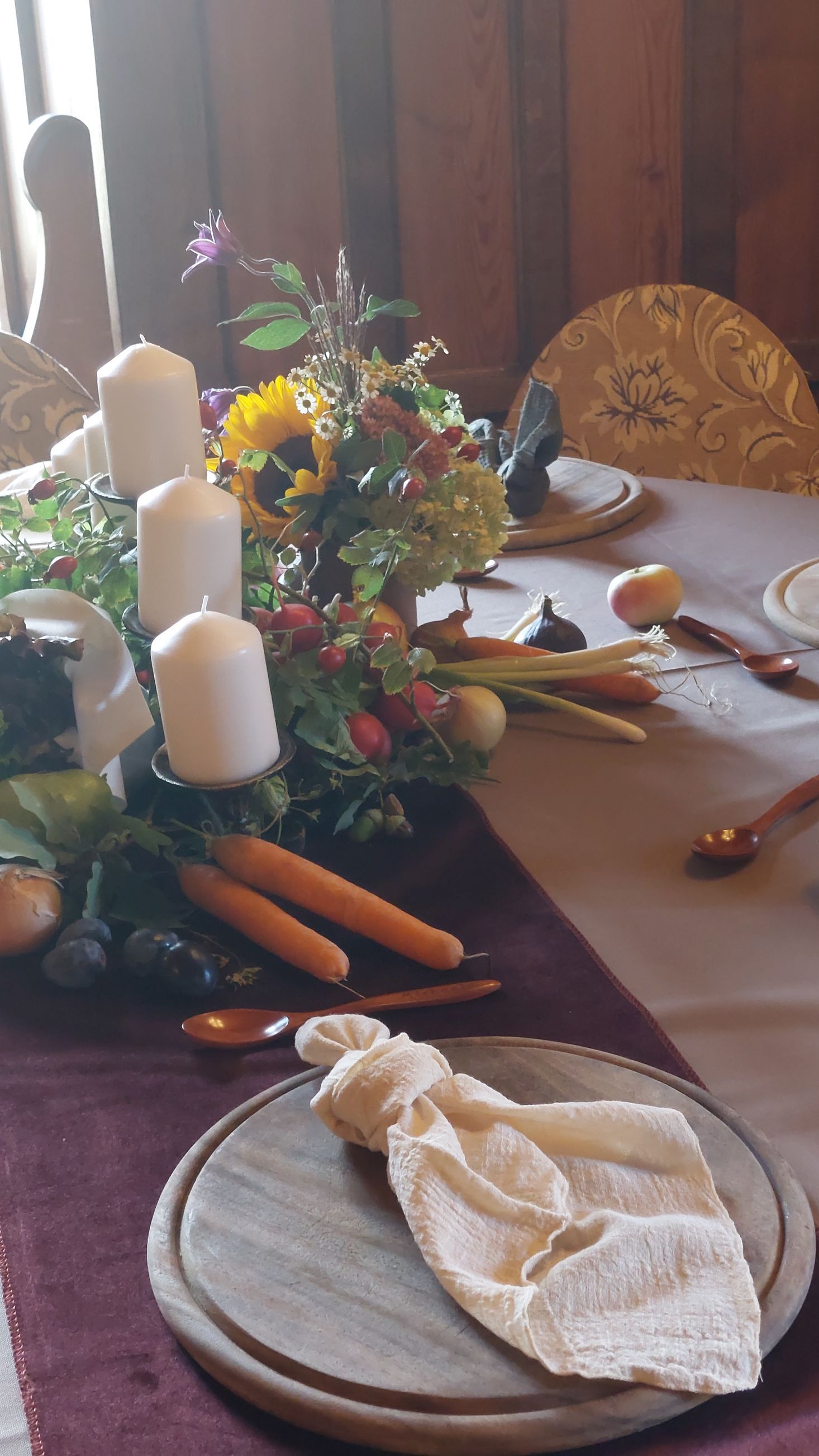 Tischdekoration mit Kerzen und Blumenarrangement für festliche Feierlichkeiten