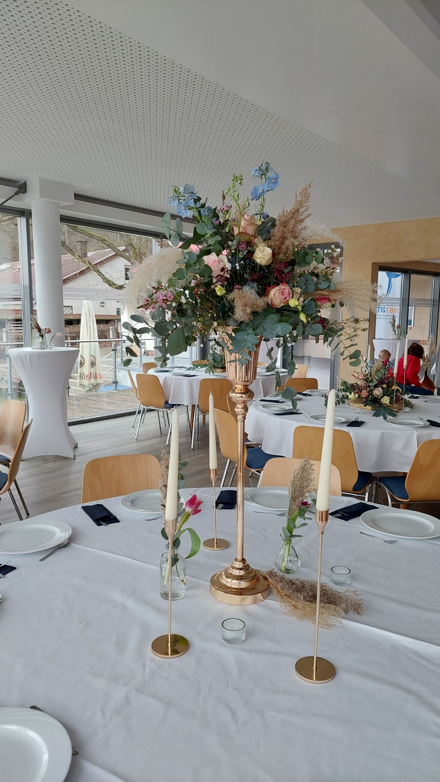 Festlich gedeckte Hochzeitstafel mit floraler Dekoration und Kerzenlicht