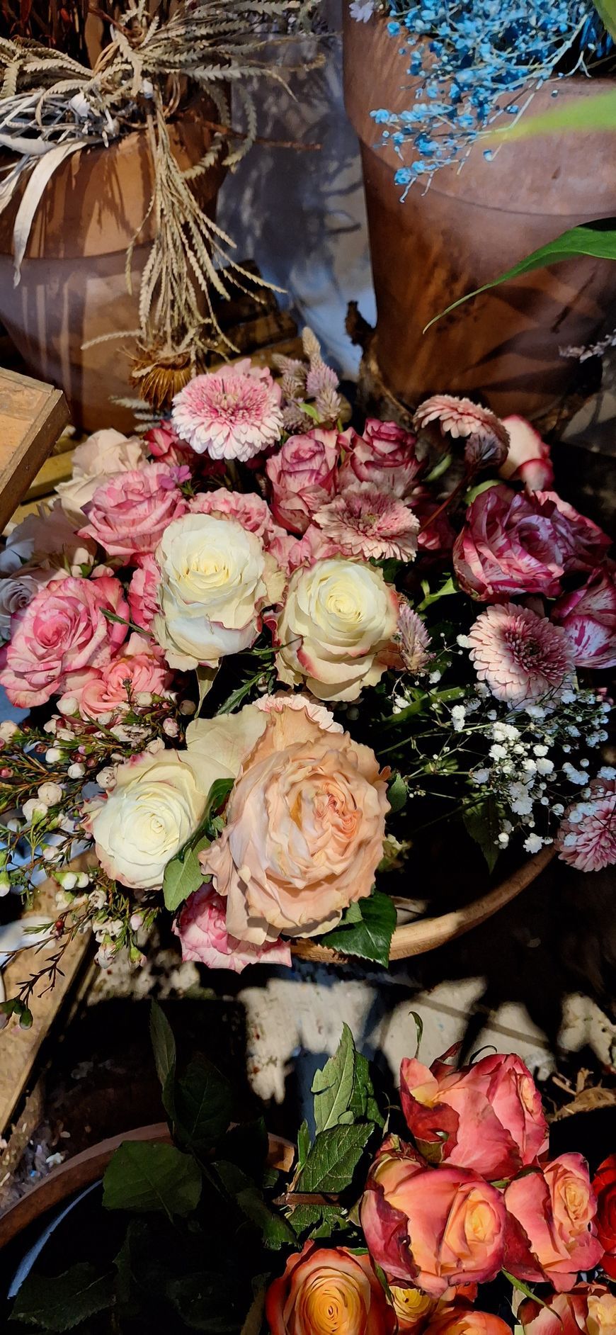 Romantischer Blumenstrauß mit Rosen und Pastellblüten für Hochzeit und Feier
