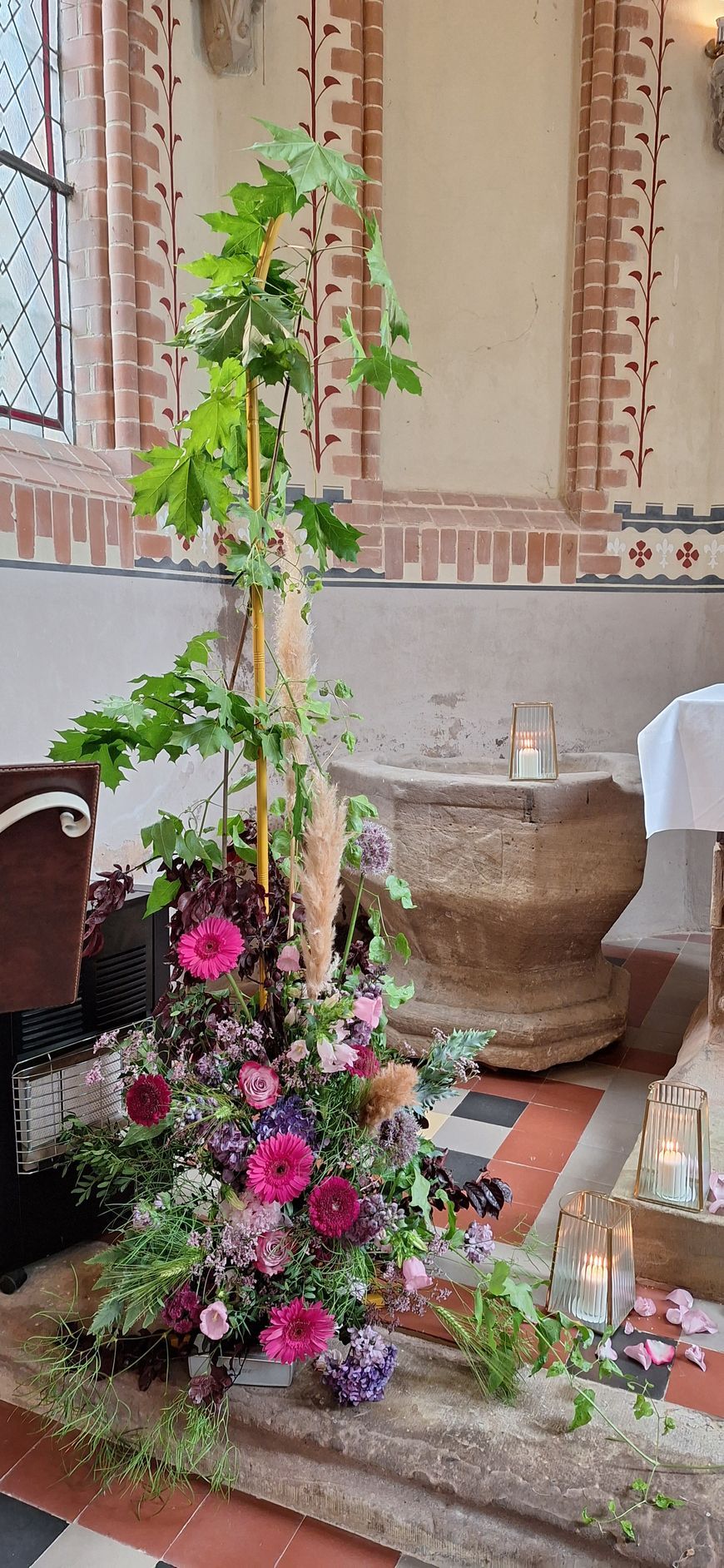 Fenster mit Backsteinrahmen und Blumengesteck