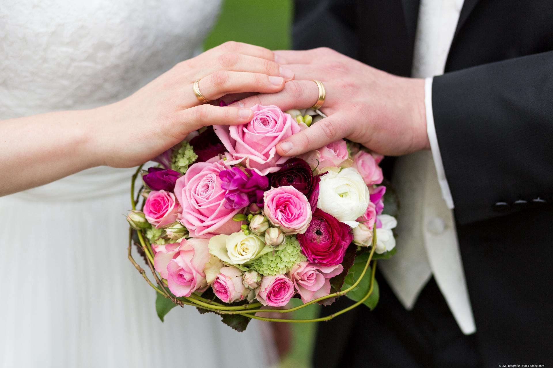 Hochzeitsstrauß mit rosa Rosen und Eheringen als romantische Hochzeitsfloristik