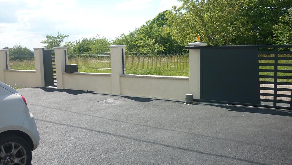 Pose d'enrobé sur parking et création clôture