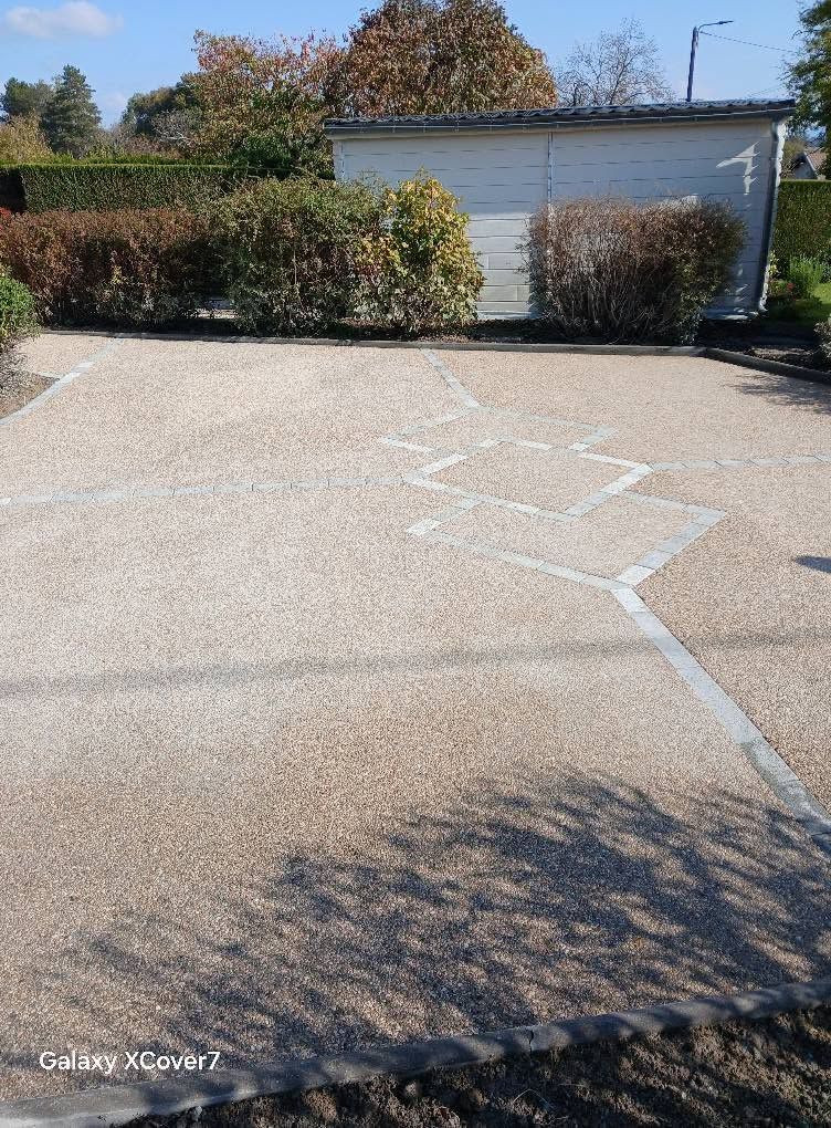 Aménagement d'une cour en béton désactivé
