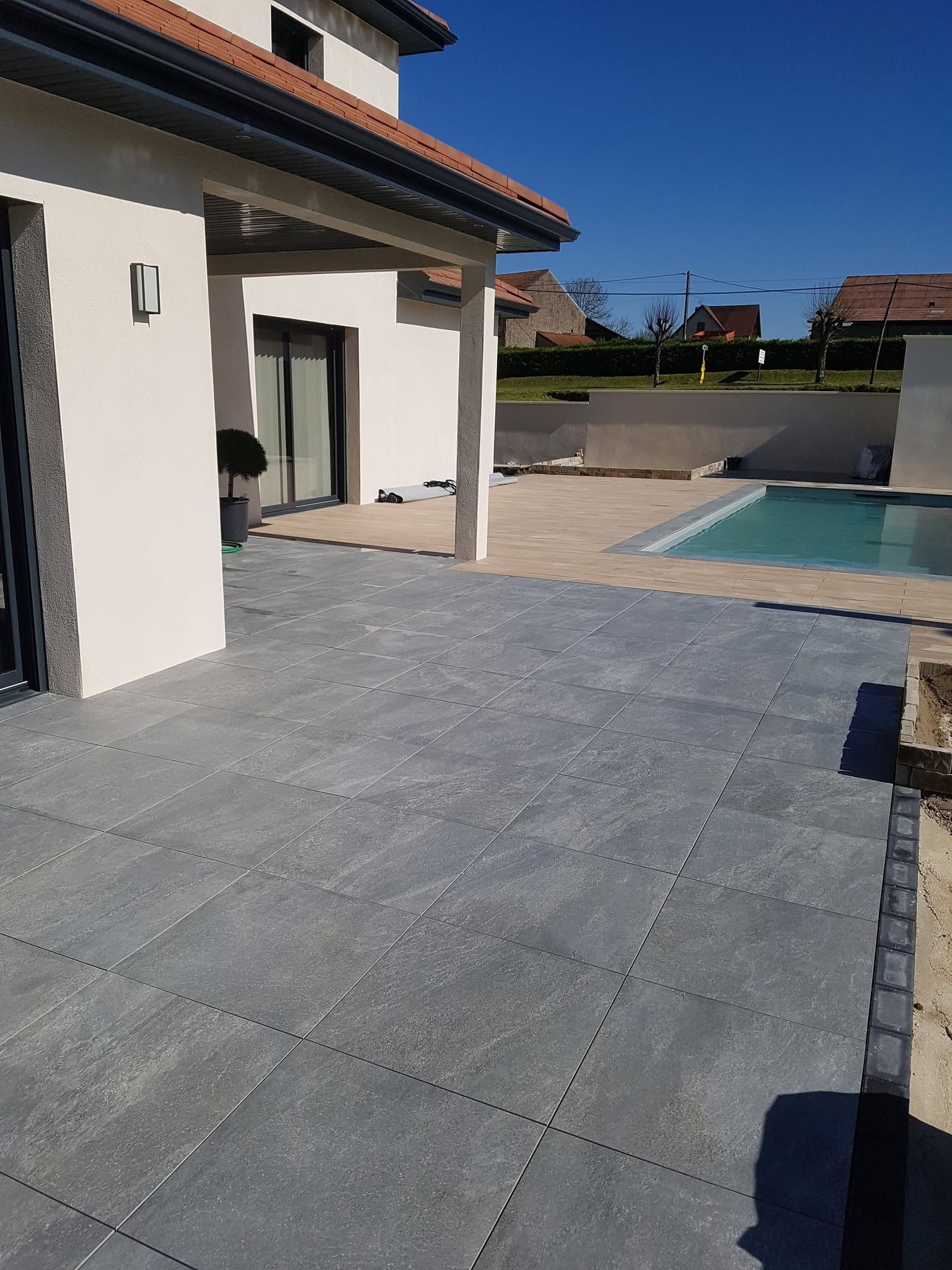 Aménagement d'une terrasse avec dalles de grès cérame