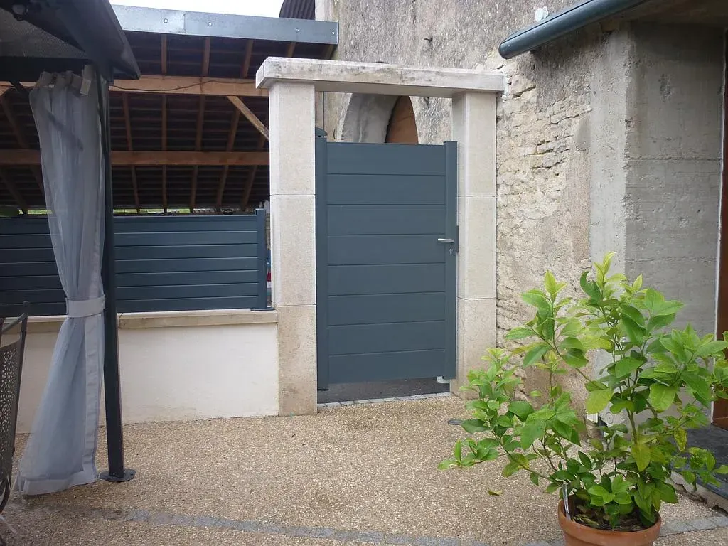 Portillon alu avec pilier en pierre de taille
