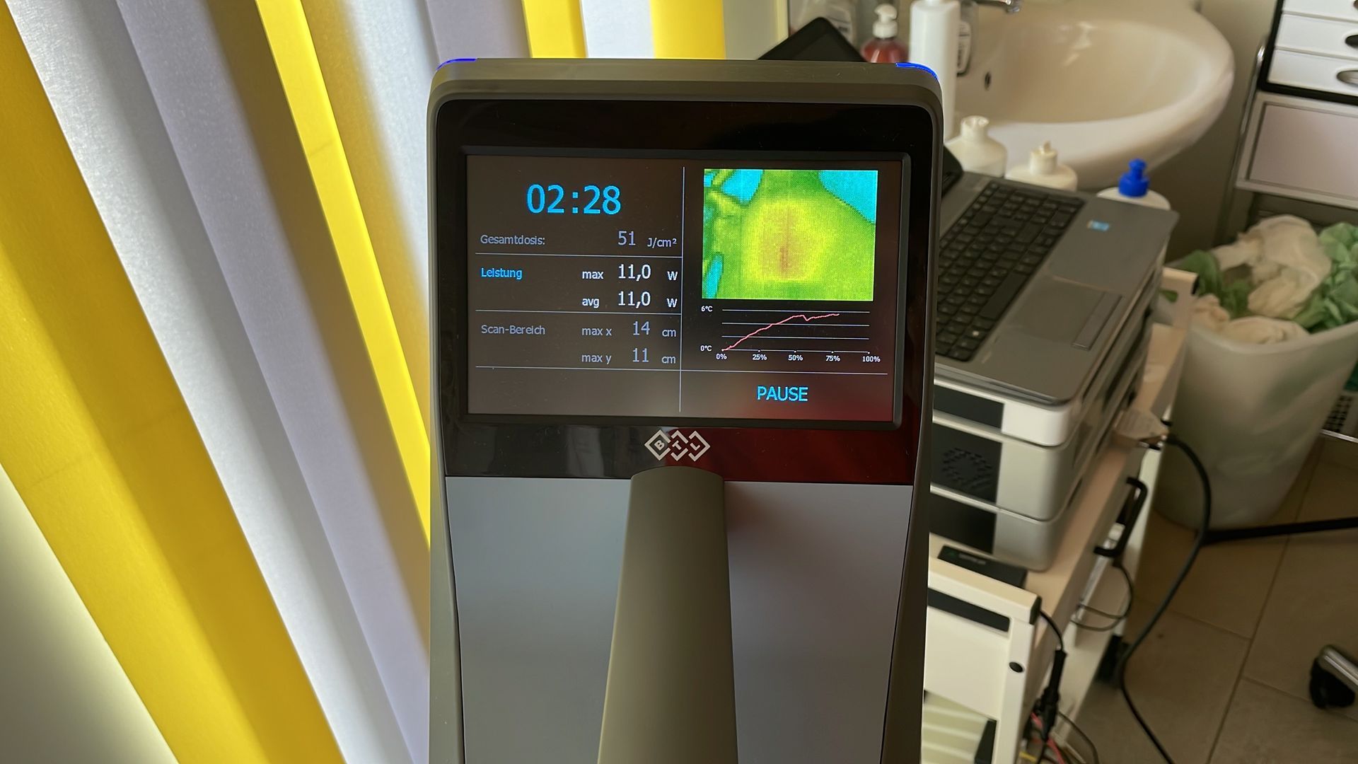 Ein Computermonitor mit der Zeit 3:28 darauf