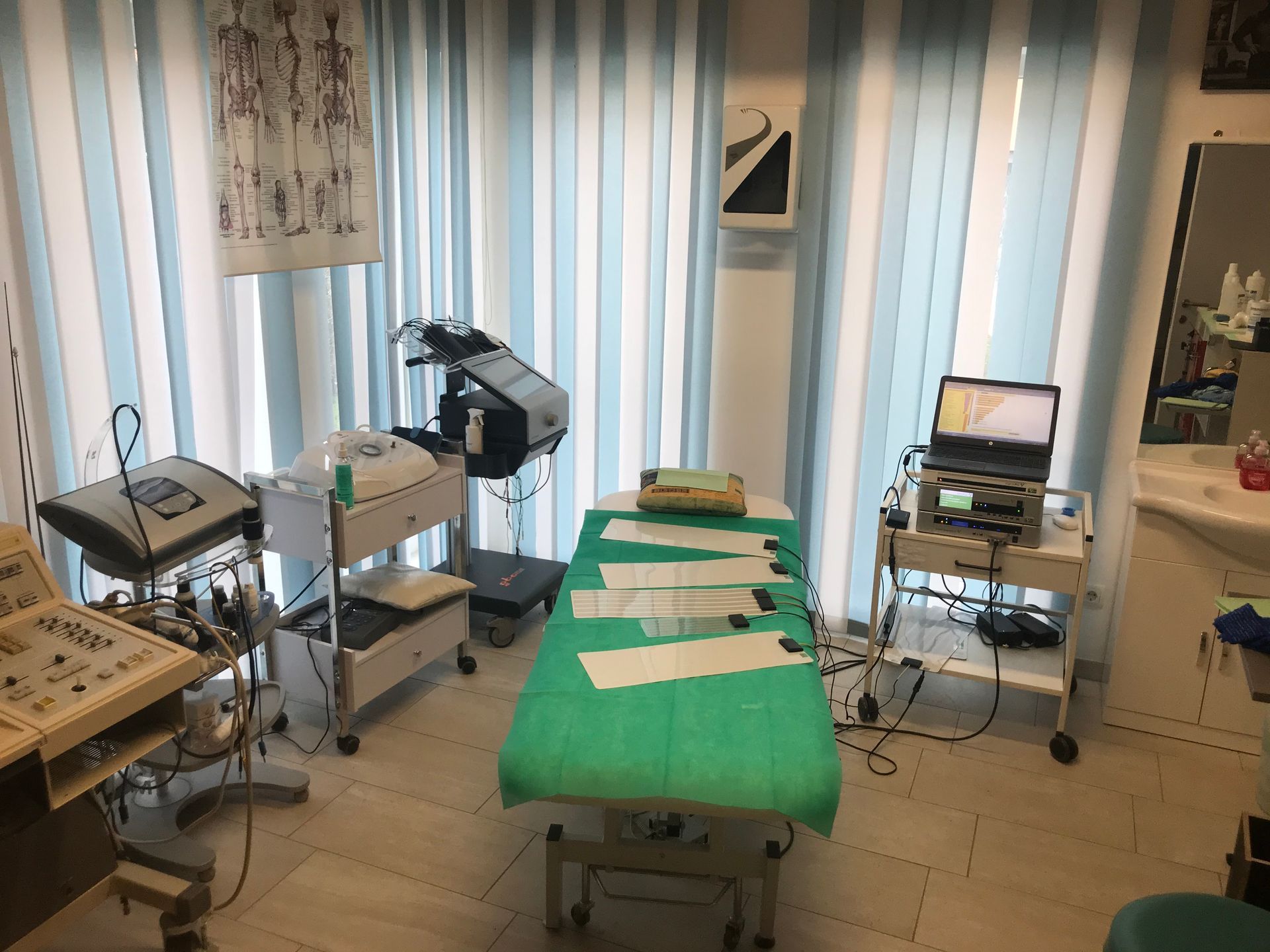 Ein Raum mit einem grünen Tisch und einem Laptop darauf.