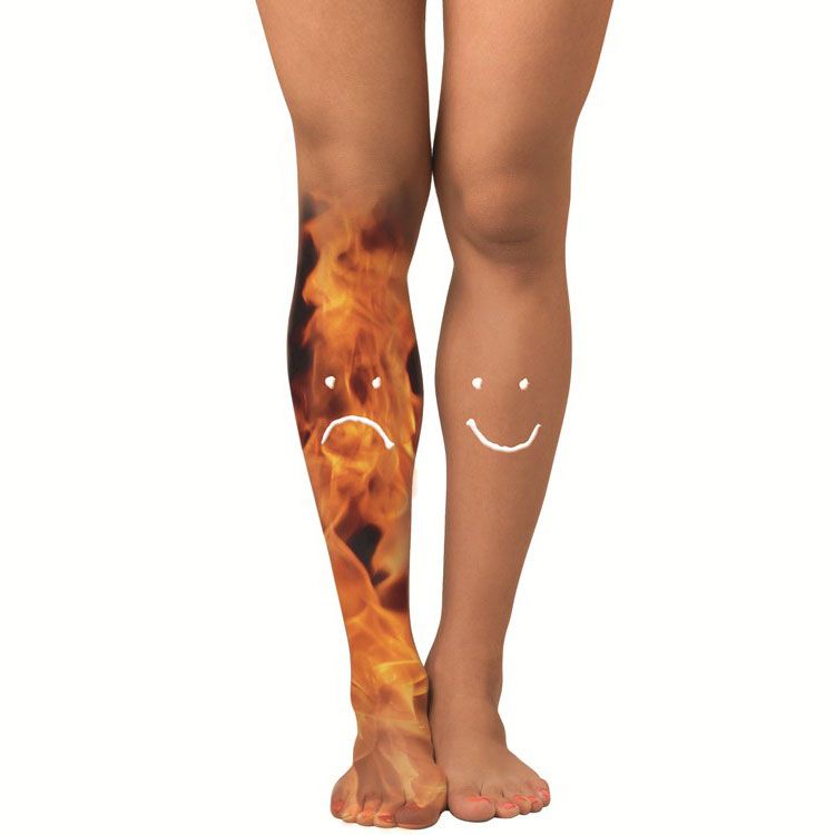 Ein Frauenbein mit einem traurigen und einem lächelnden Gesicht darauf