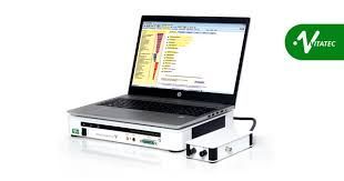 Auf einem weißen Kasten steht ein Laptop.