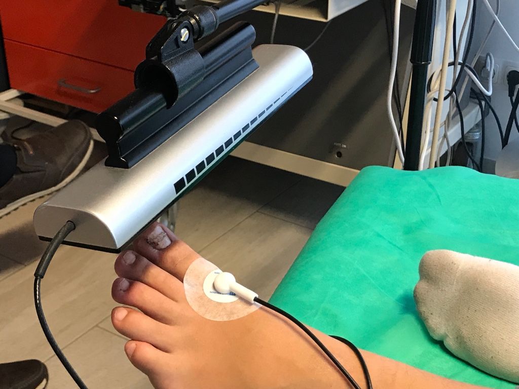Der Fuß einer Person wird von einer Maschine untersucht.