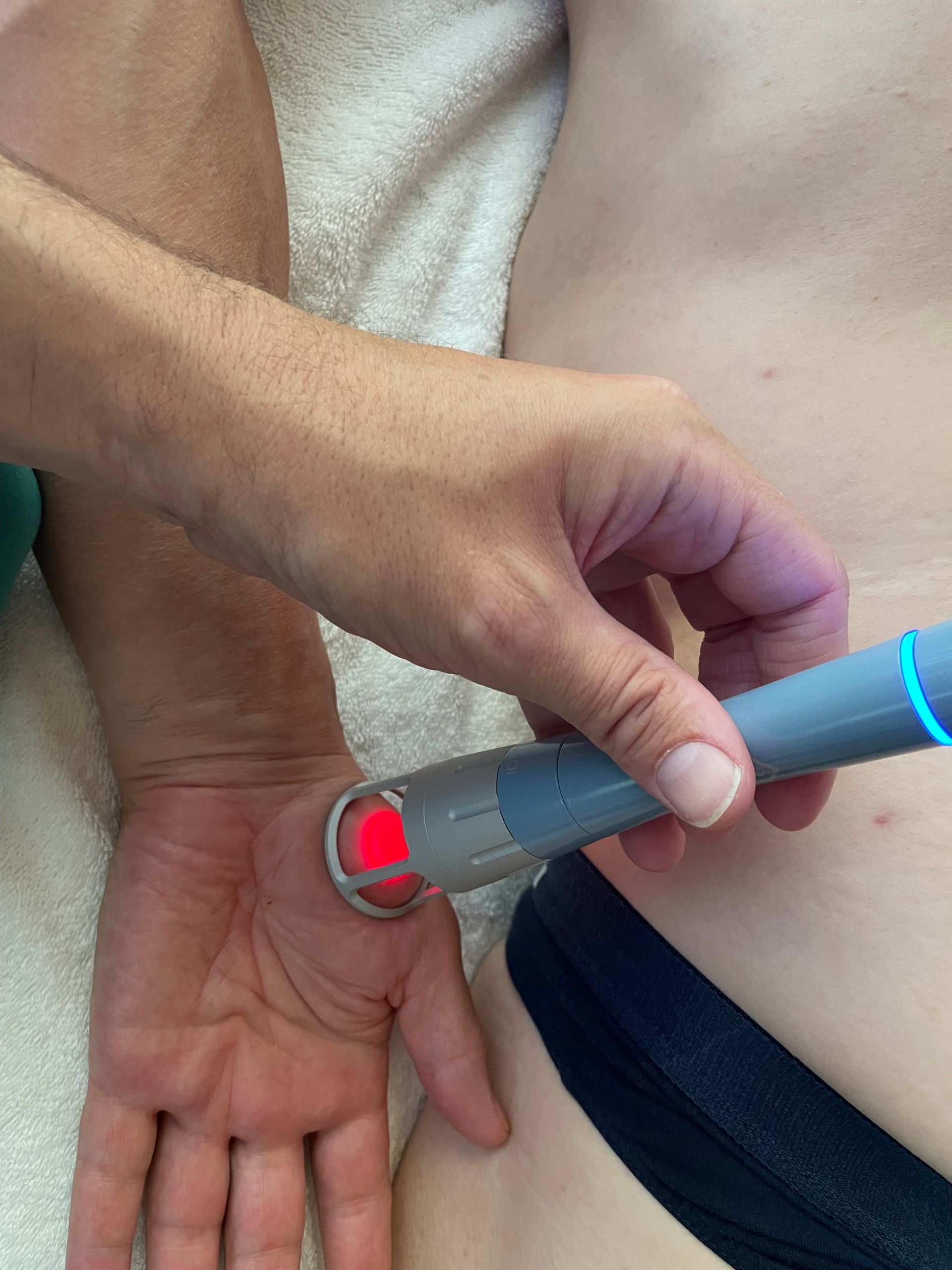 Eine Person erhält eine Laserbehandlung am Bauch