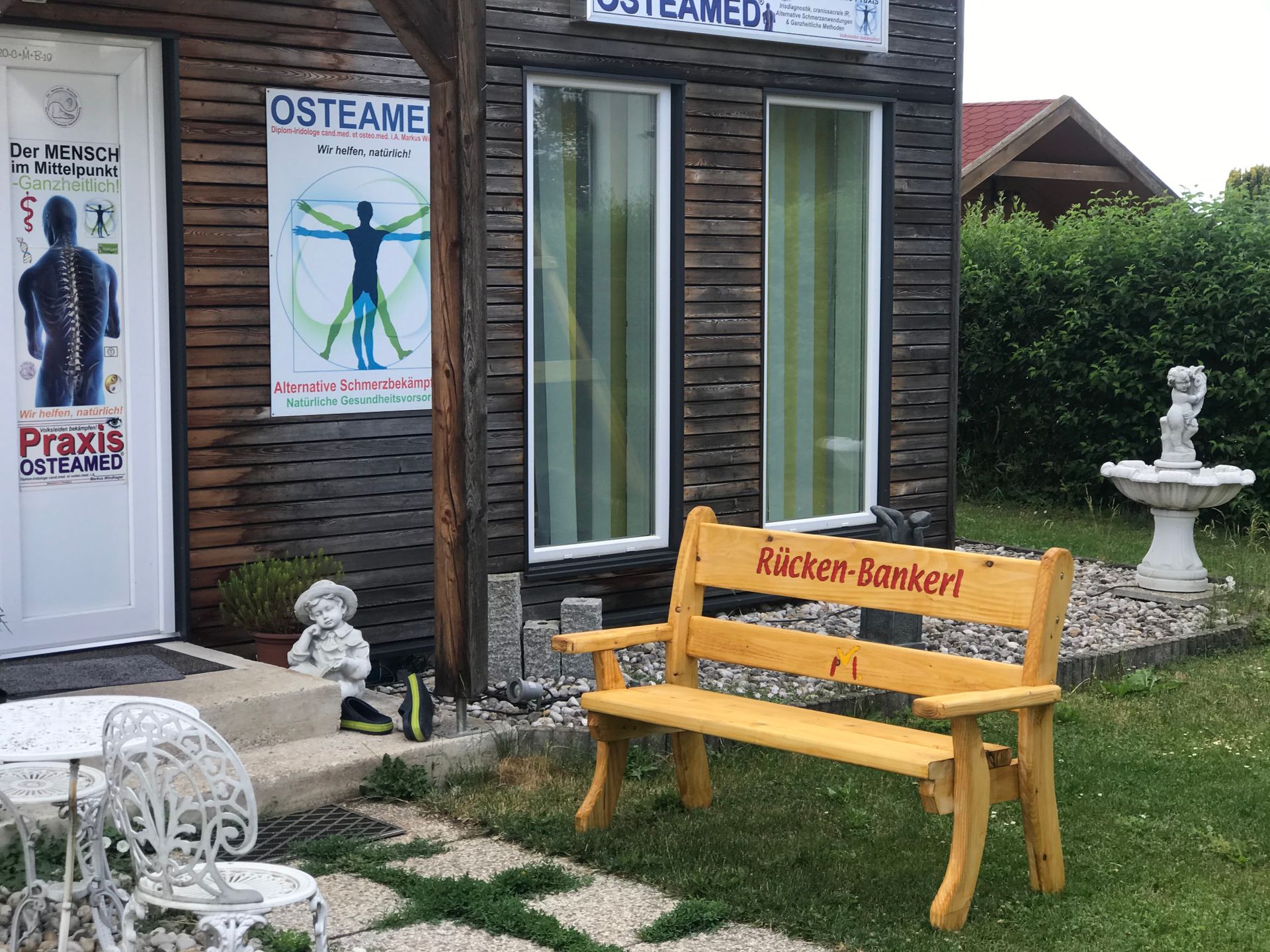 Vor einem Gebäude steht eine gelbe Bank.