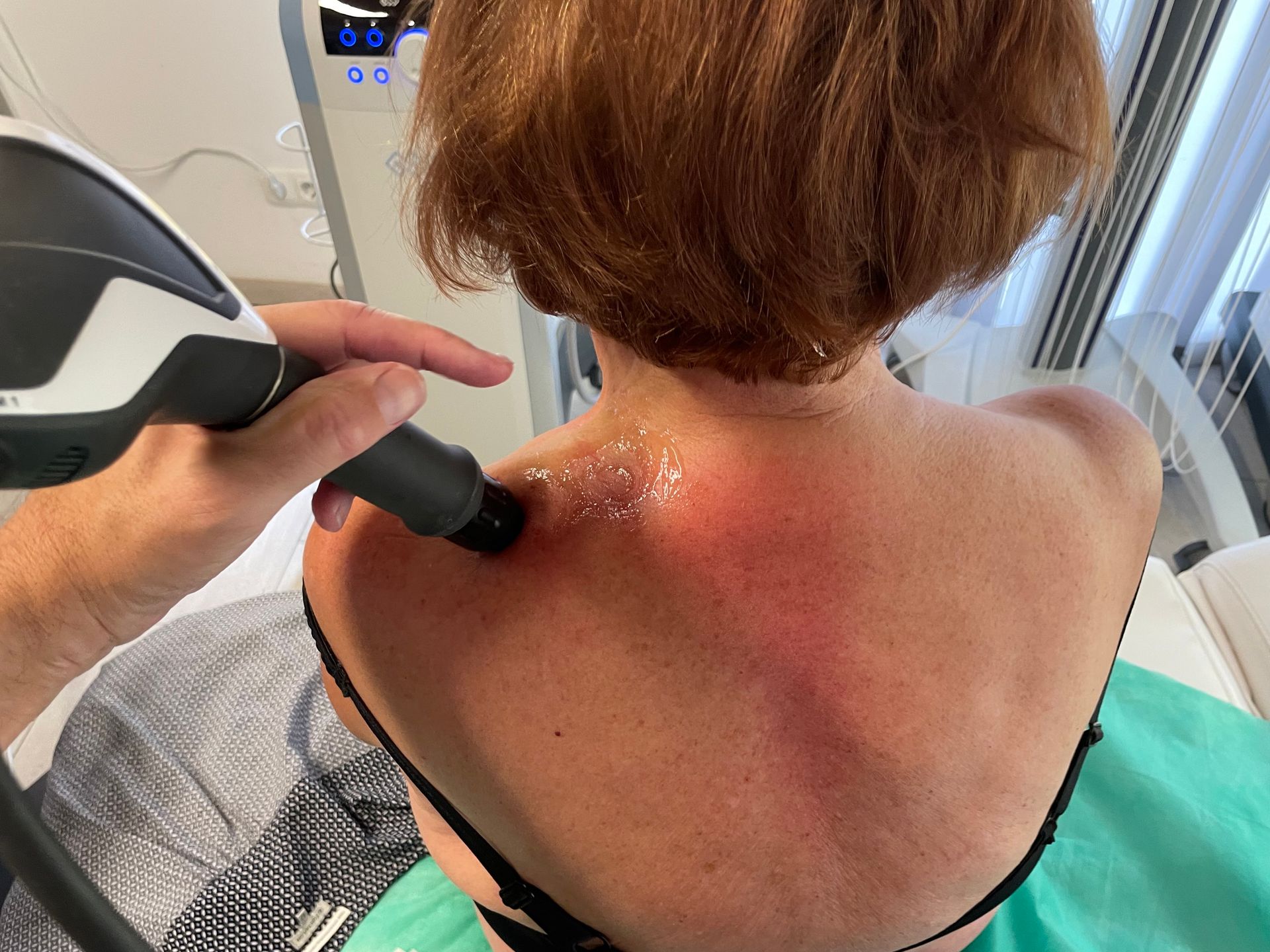 Eine Frau bekommt eine Rückenmassage.