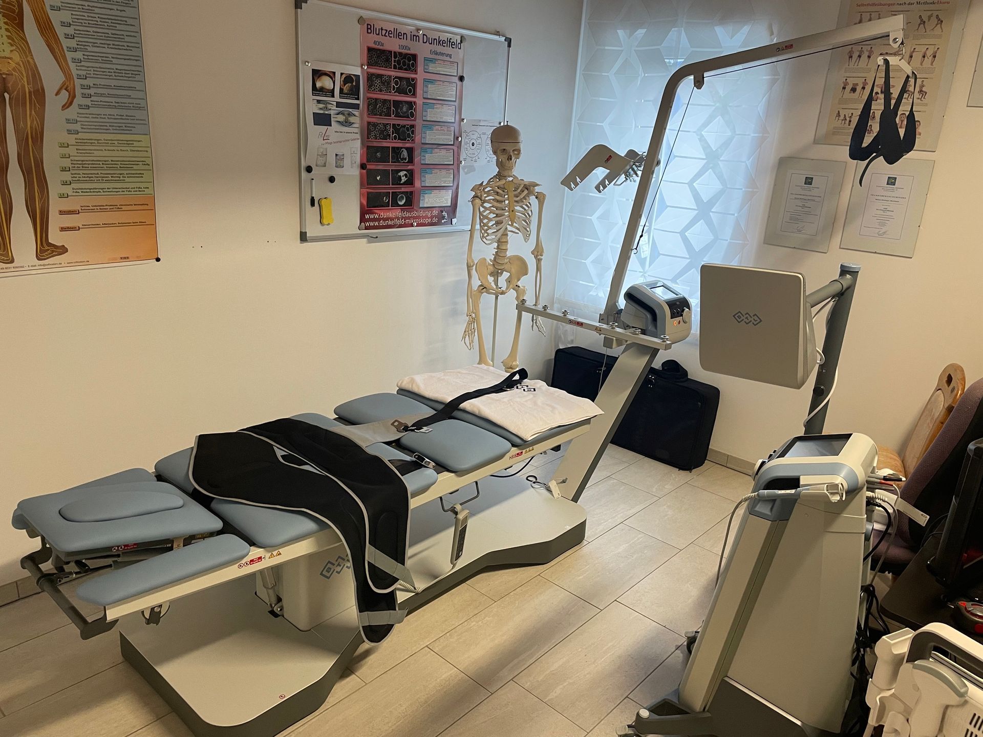 Ein Raum mit einem Skelett an der Wand und einem Tisch mit einem Skelett darauf.