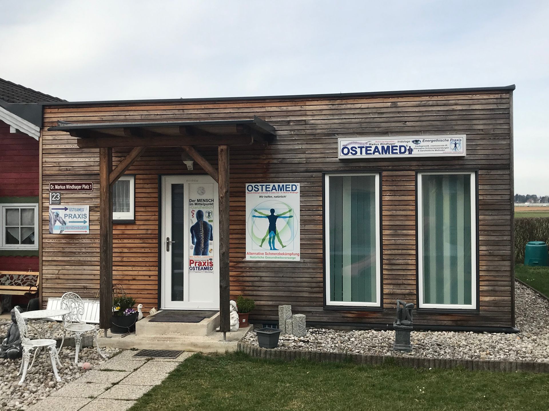 Ein kleines Holzgebäude mit einem Schild mit der Aufschrift „Titaned“ darauf