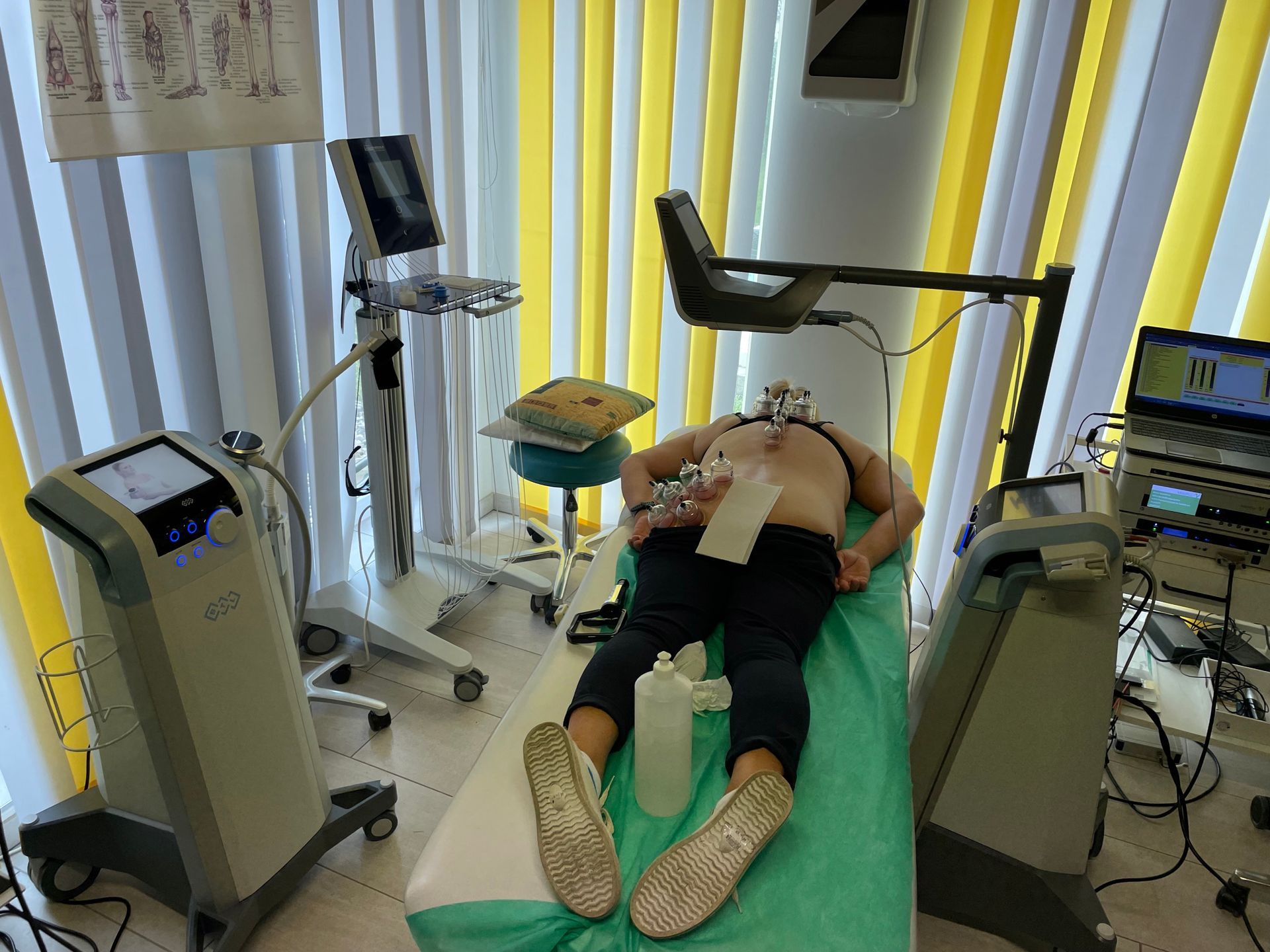 Ein Mann liegt auf einem Bett in einem Raum mit vielen medizinischen Geräten.