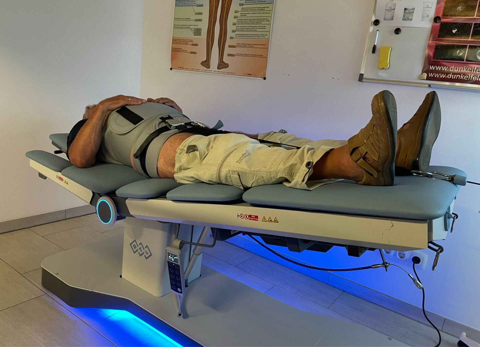 Ein Mann liegt mit überkreuzten Beinen auf einem Tisch.