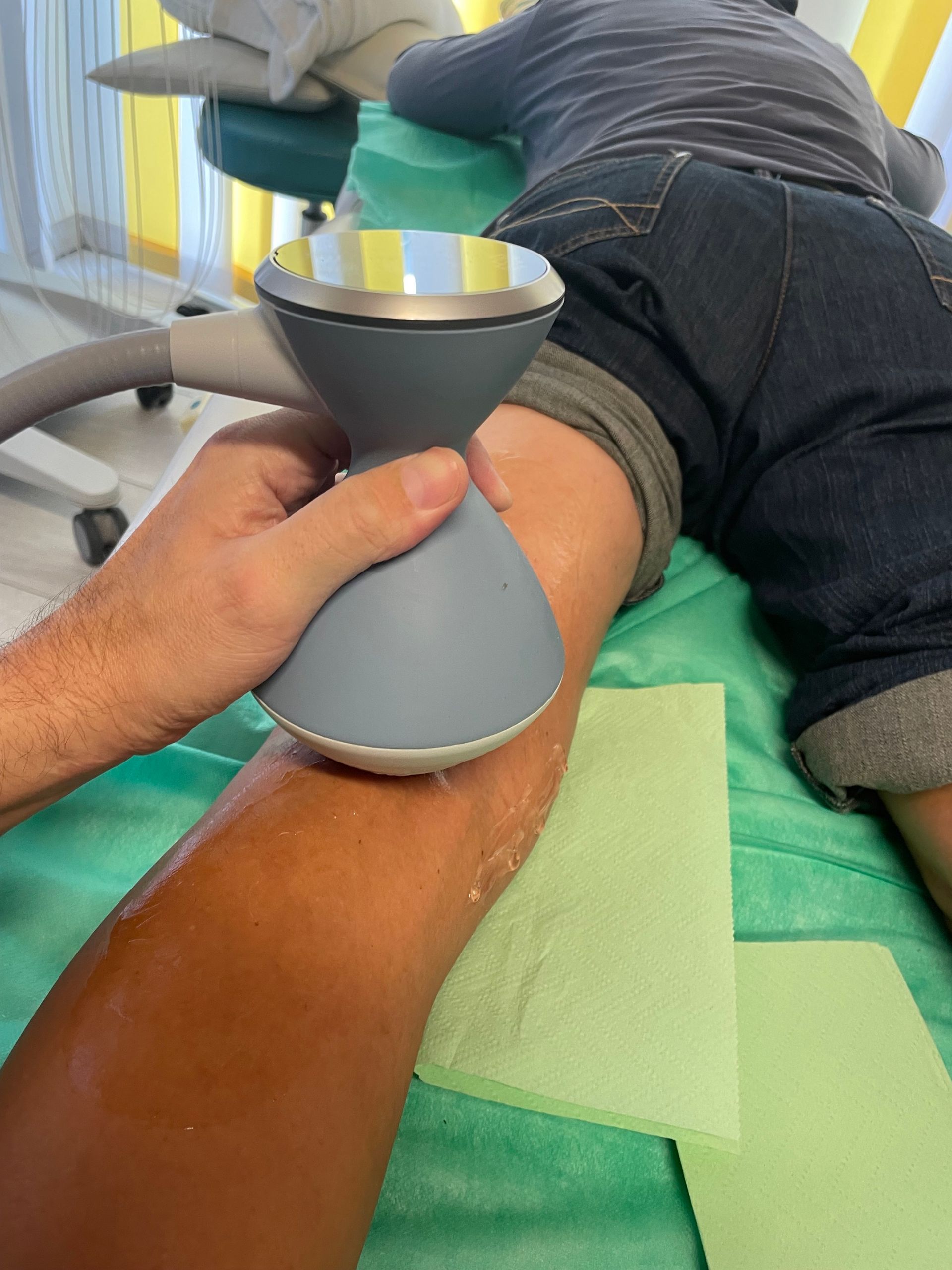 Eine Person bekommt eine Beinmassage