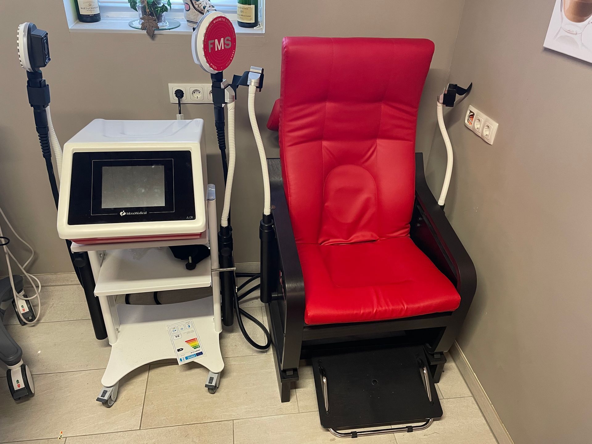 In einem Raum steht ein roter Stuhl neben einer Maschine.