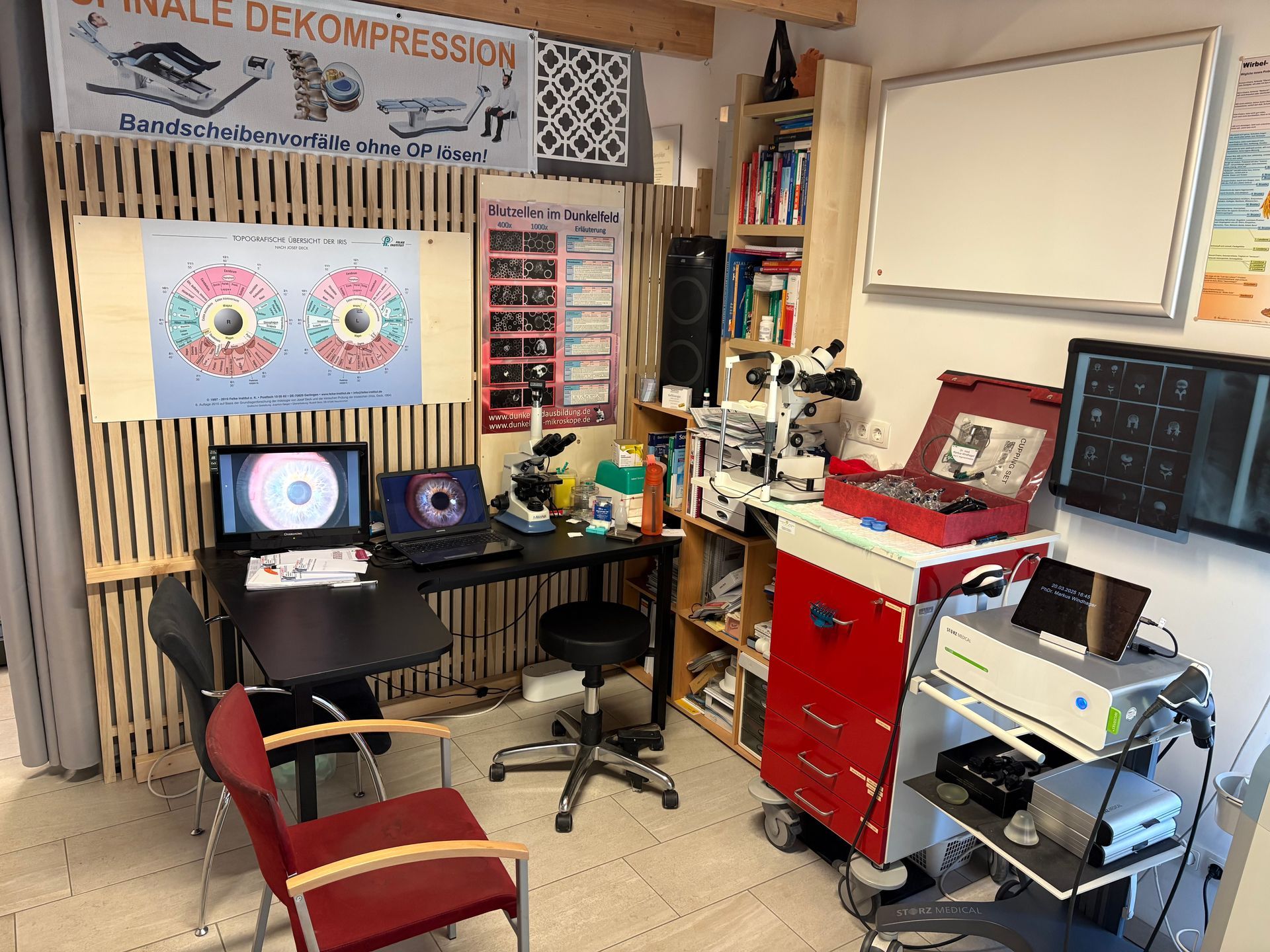 Ein Raum mit einem Tisch, Stühlen, einem Mikroskop und einem Schild mit der Aufschrift „Dekompression“