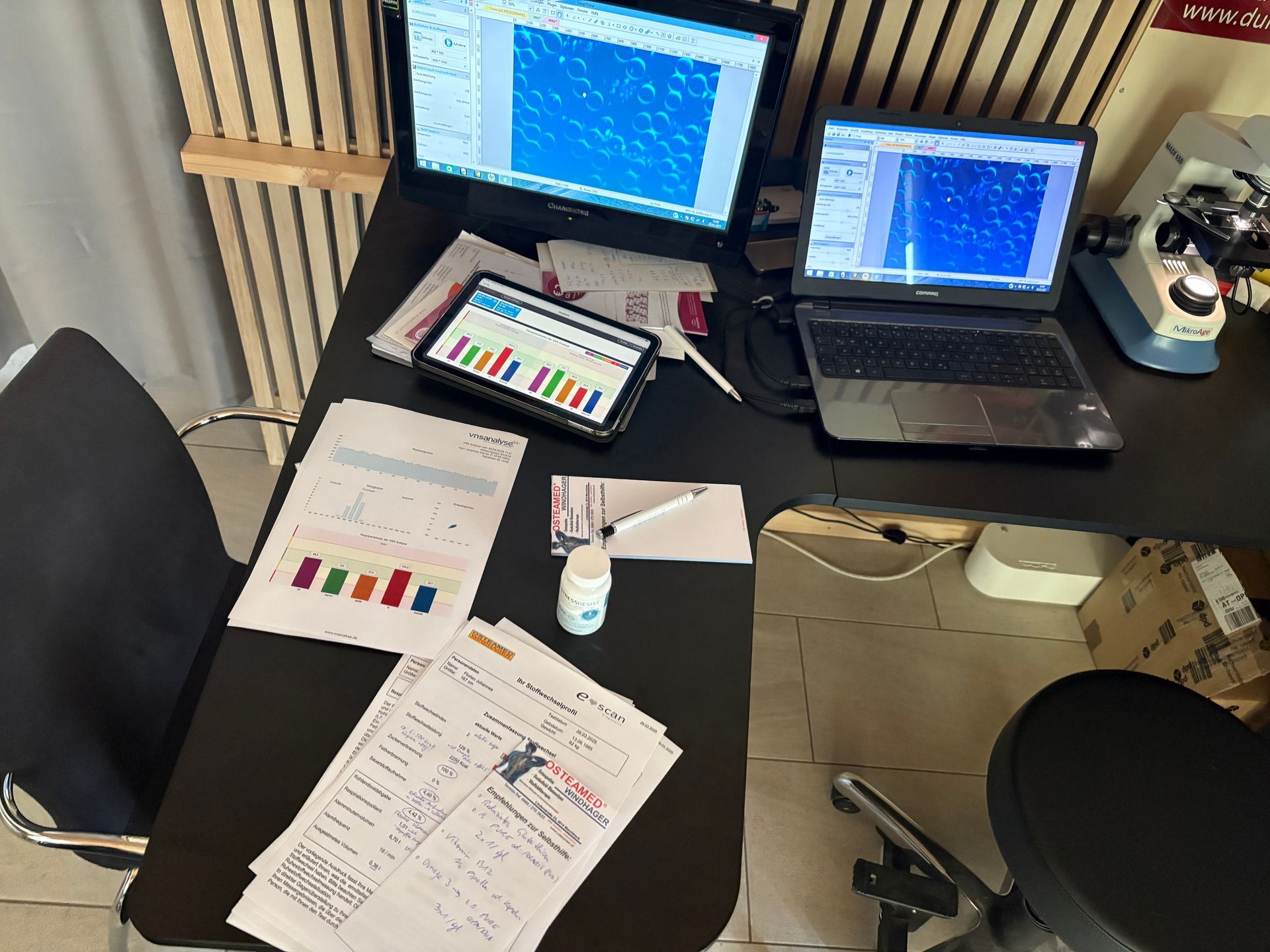 Ein Schreibtisch mit zwei Laptops und einem Tablet darauf