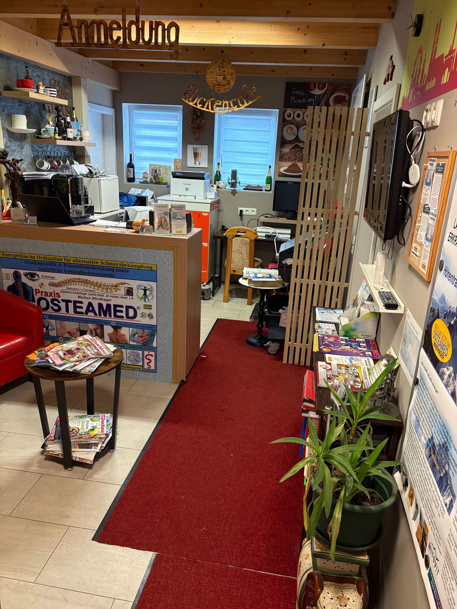 Ein Zimmer mit einem Schild mit der Aufschrift „Osteamed“ darauf