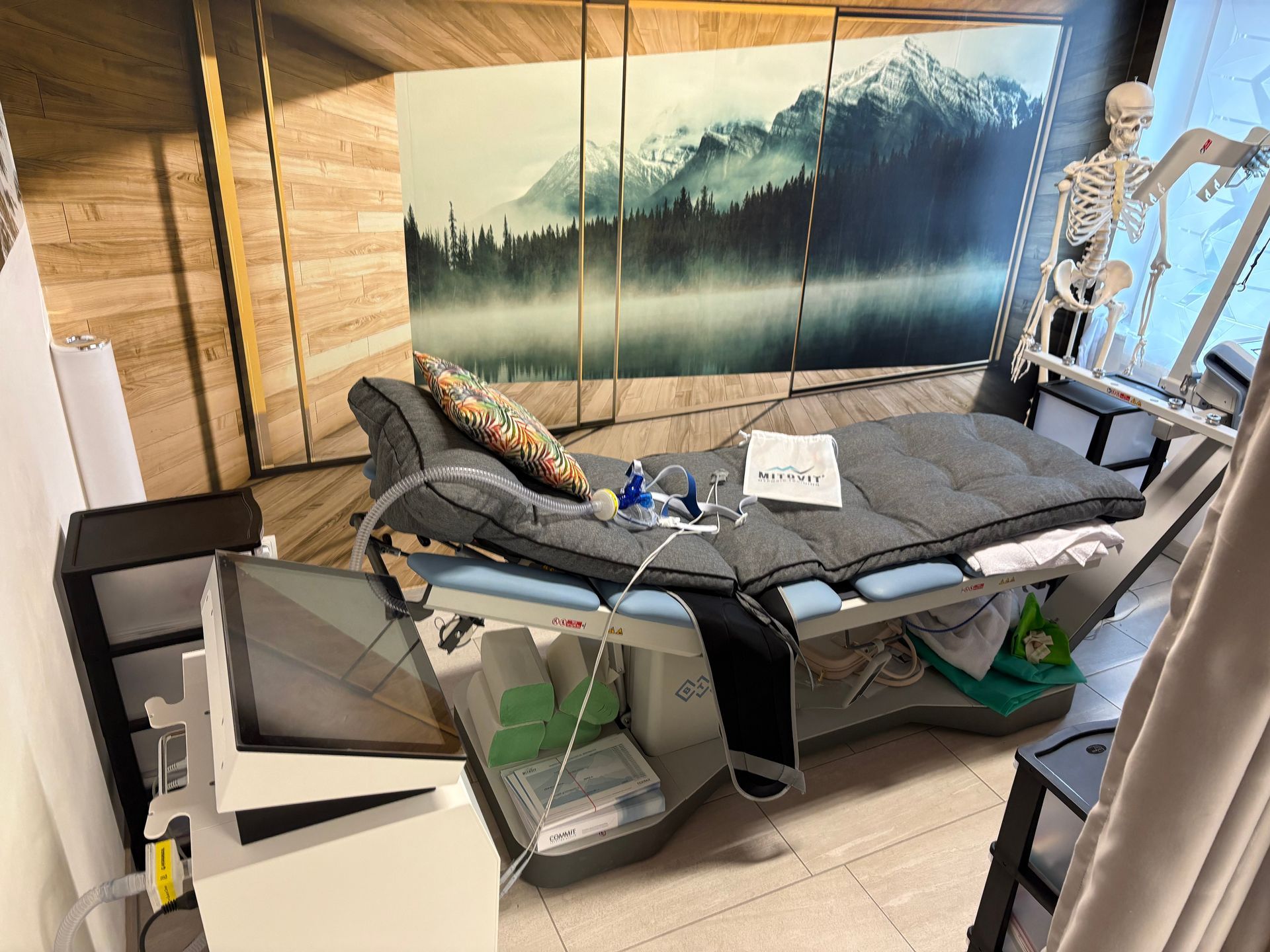 Ein Skelett sitzt auf einem Bett in einem Krankenhauszimmer.