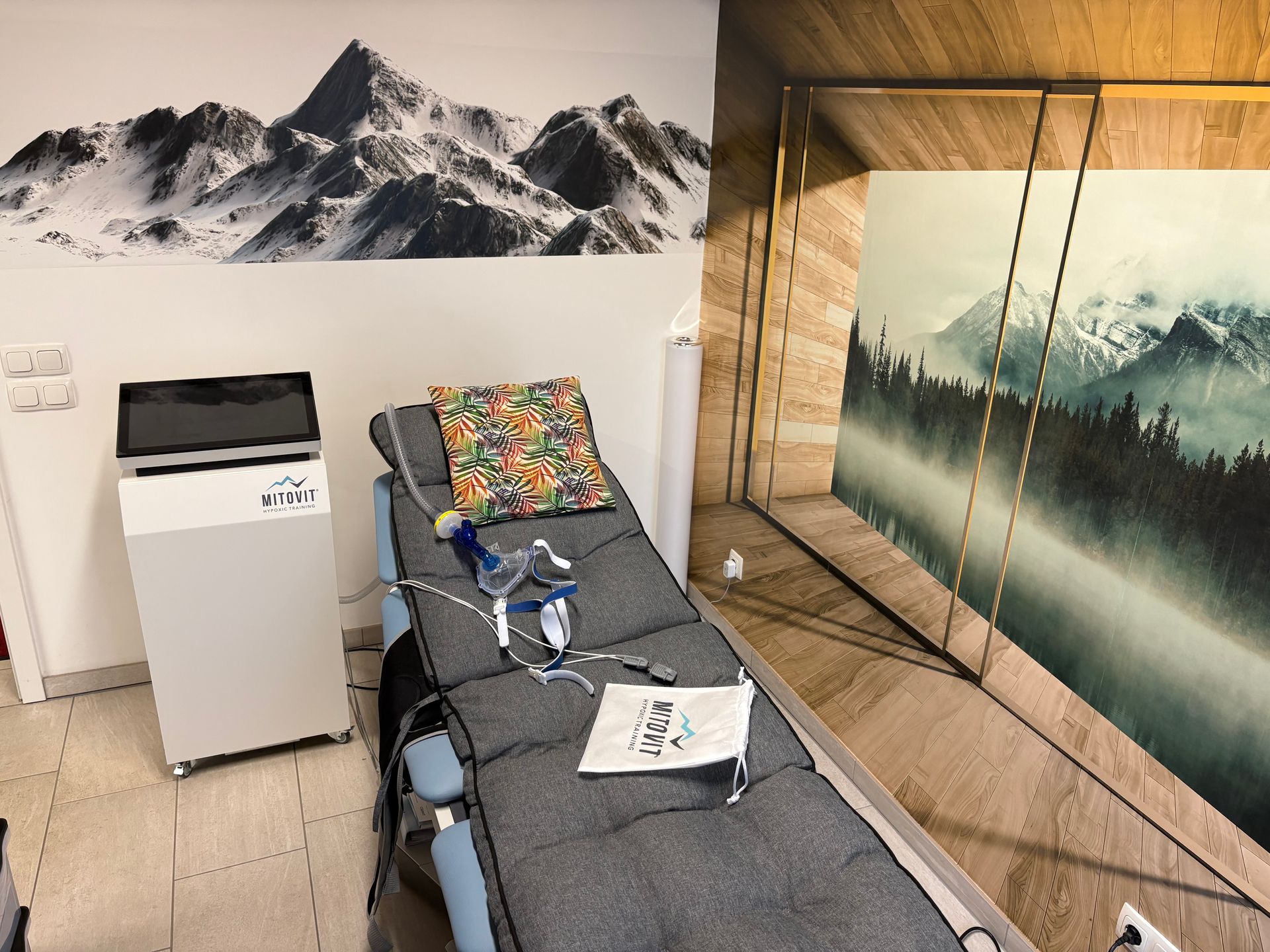 Ein Zimmer mit einem Bett und einem Bild von Bergen an der Wand.