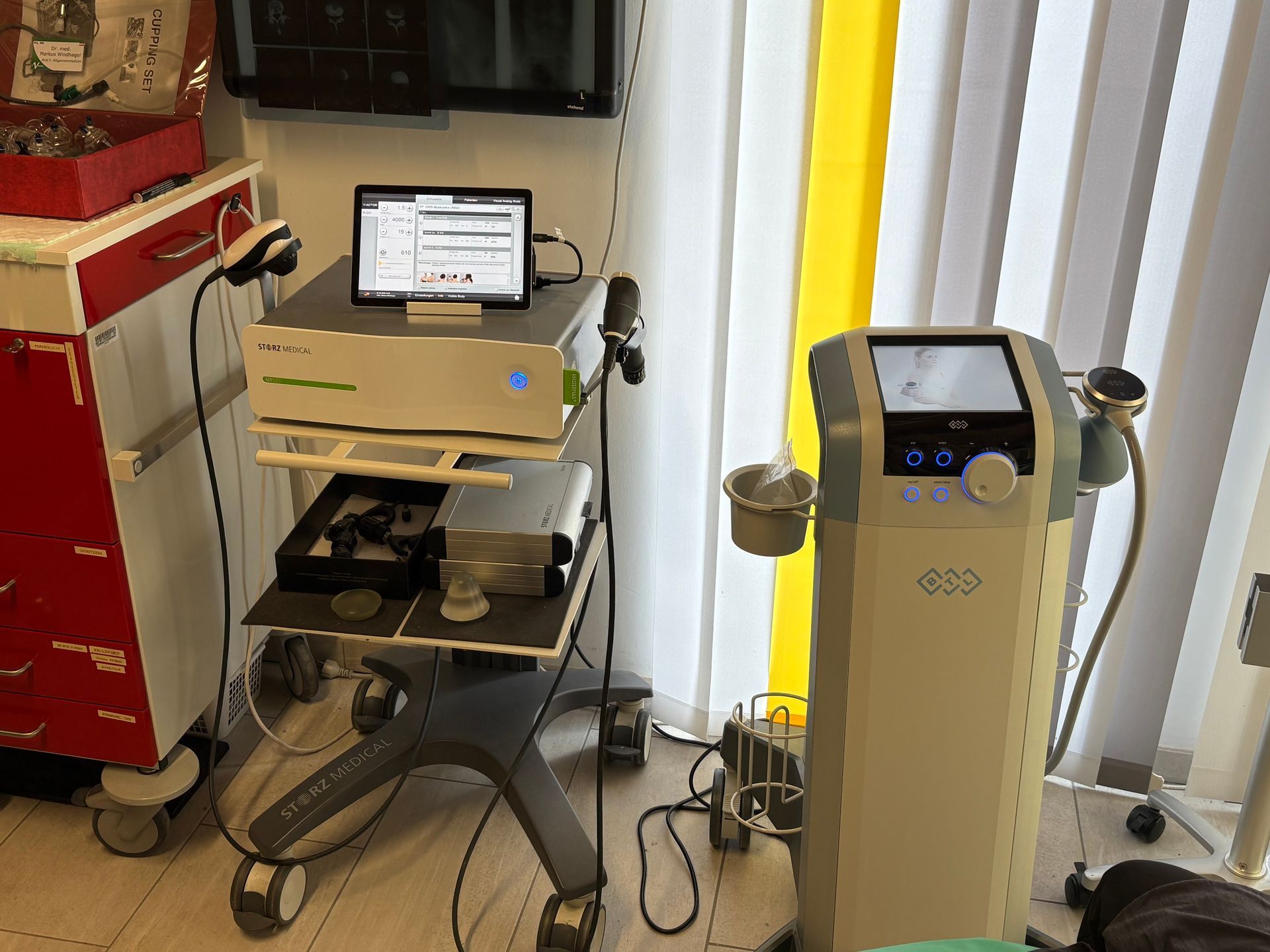 Ein Raum mit vielen medizinischen Geräten und einem Computer auf einem Wagen.