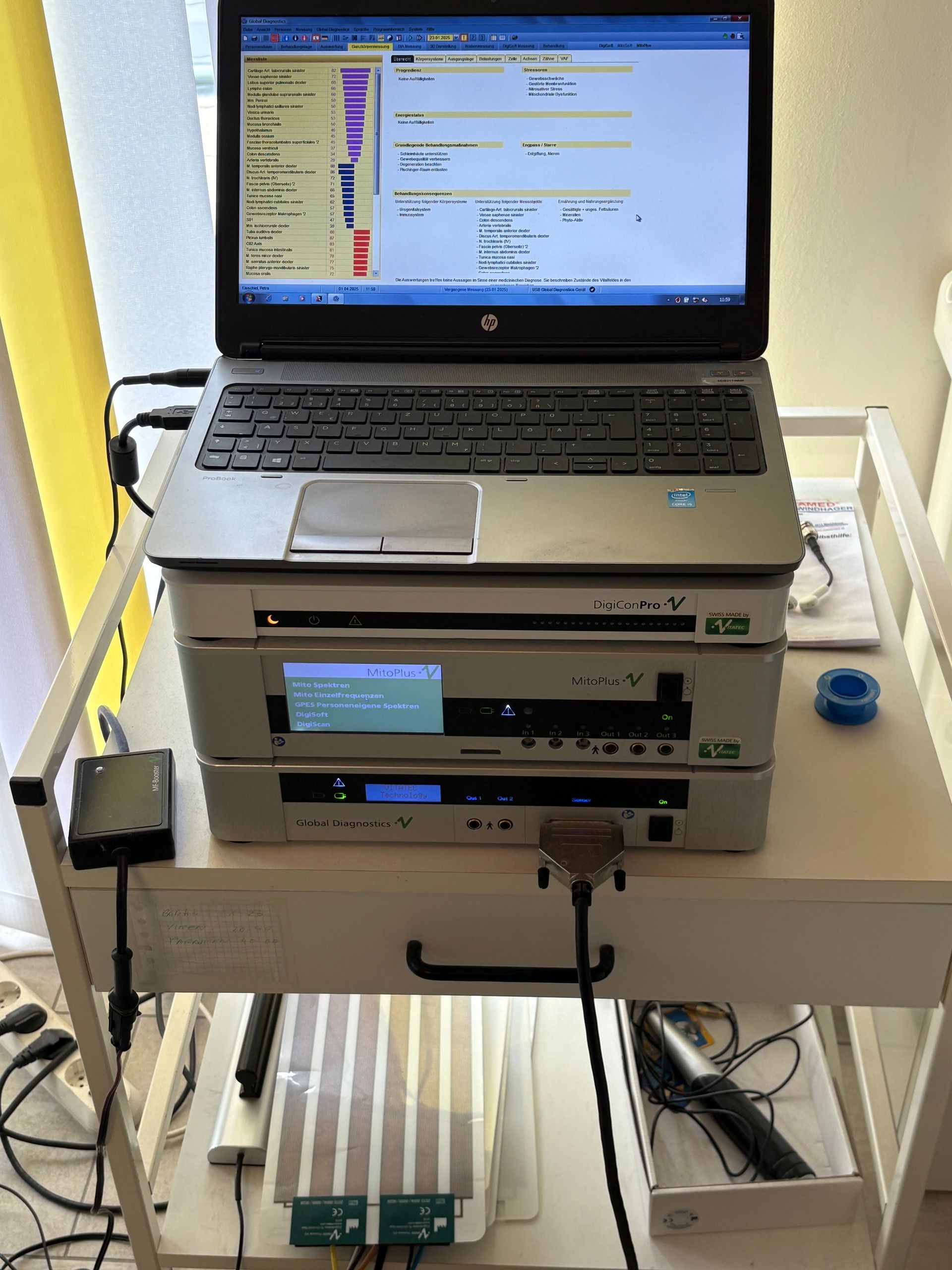 Ein Laptop liegt auf einem Stapel von Geräten