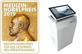 Ein Bild einer Männerstatue neben einem Bild einer Tafel.