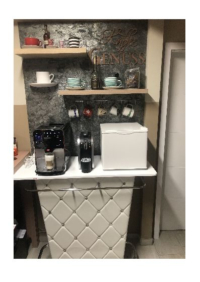 Eine Küche mit Kaffeemaschine und Mikrowelle