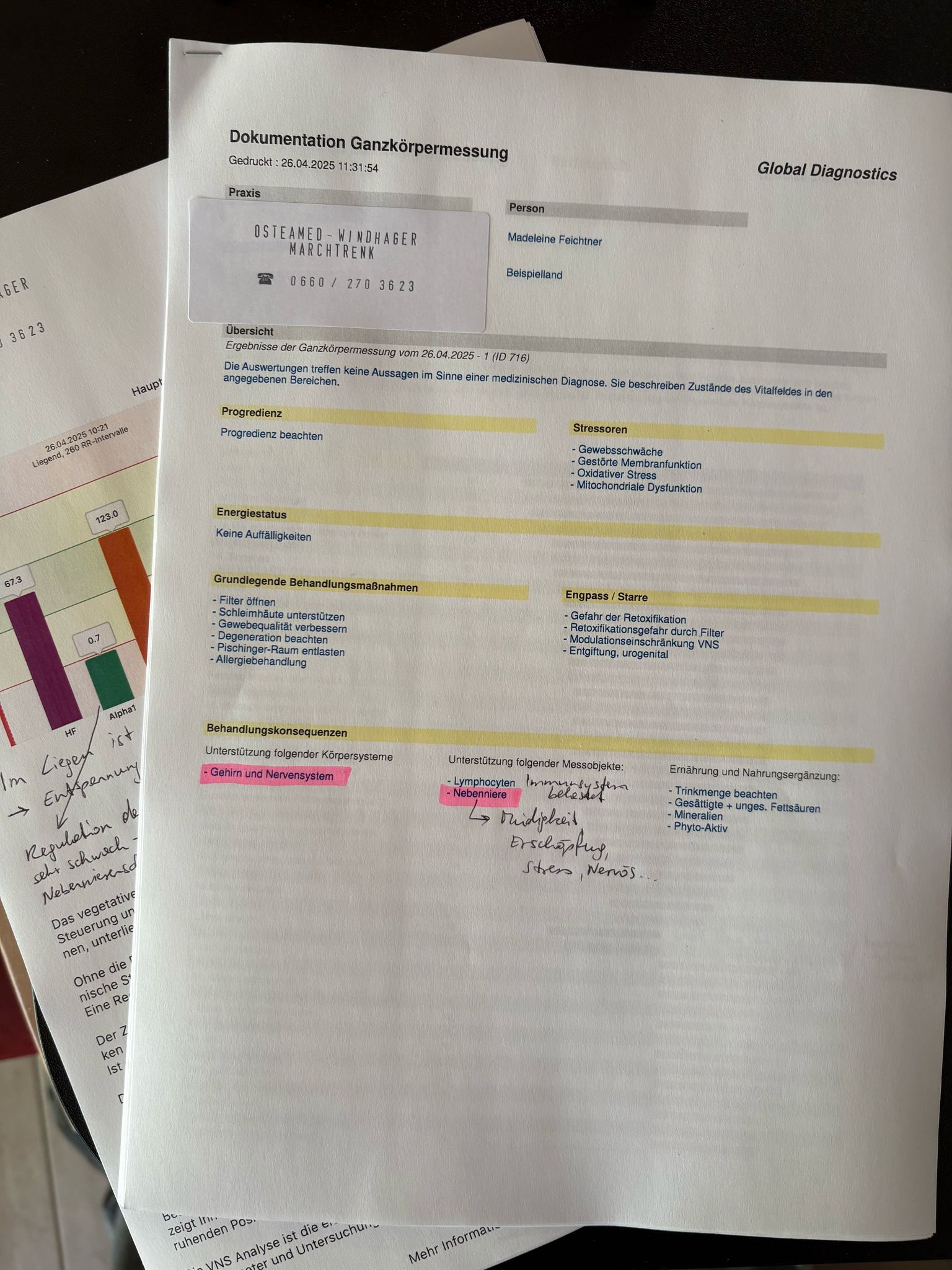 Ein Stapel Papier auf einem Tisch, darunter ein Lebenslauf