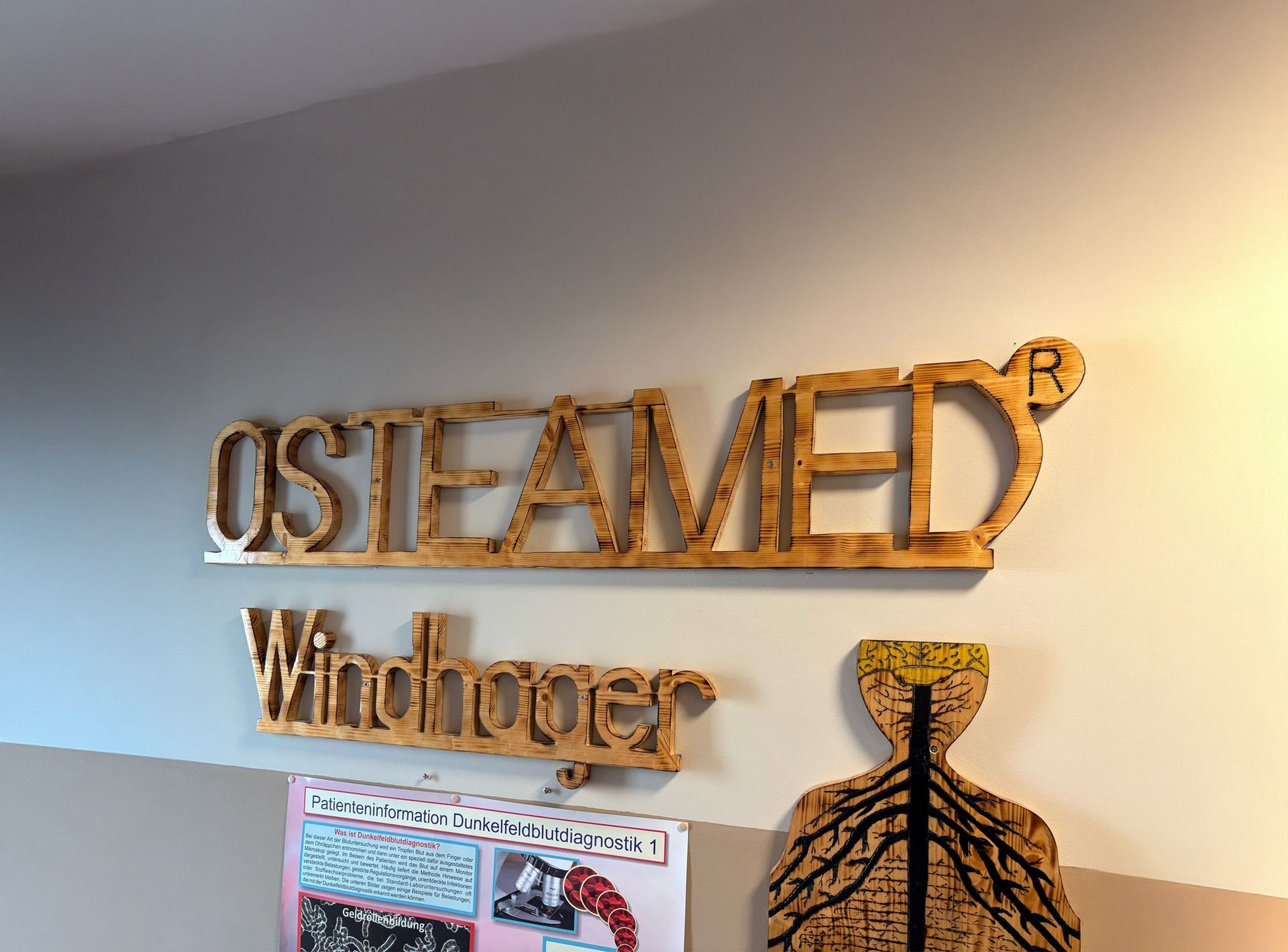 Ein Schild an einer Wand mit der Aufschrift „Osteamed Windhopper“