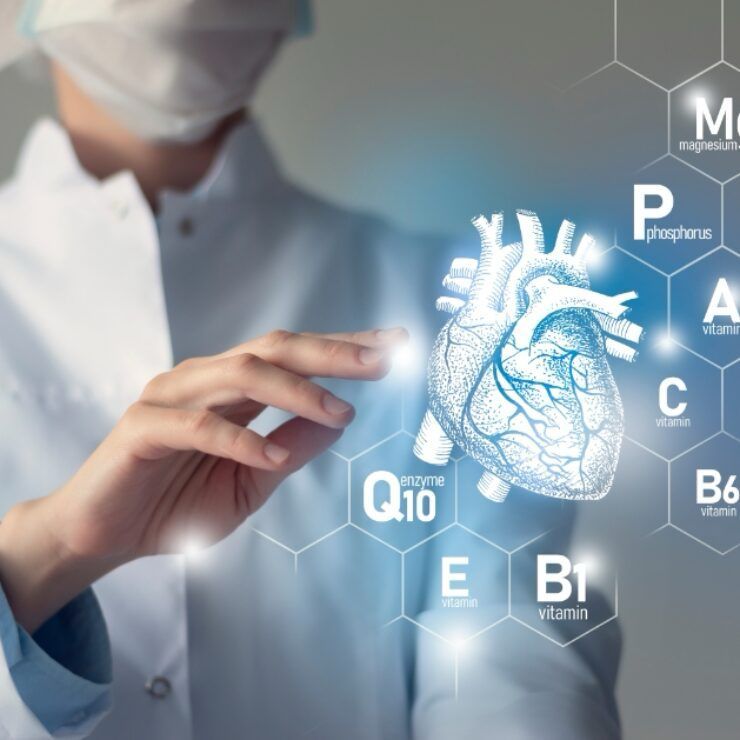 Eine Person mit einer Maske hält ein Herz mit Vitaminen darum herum