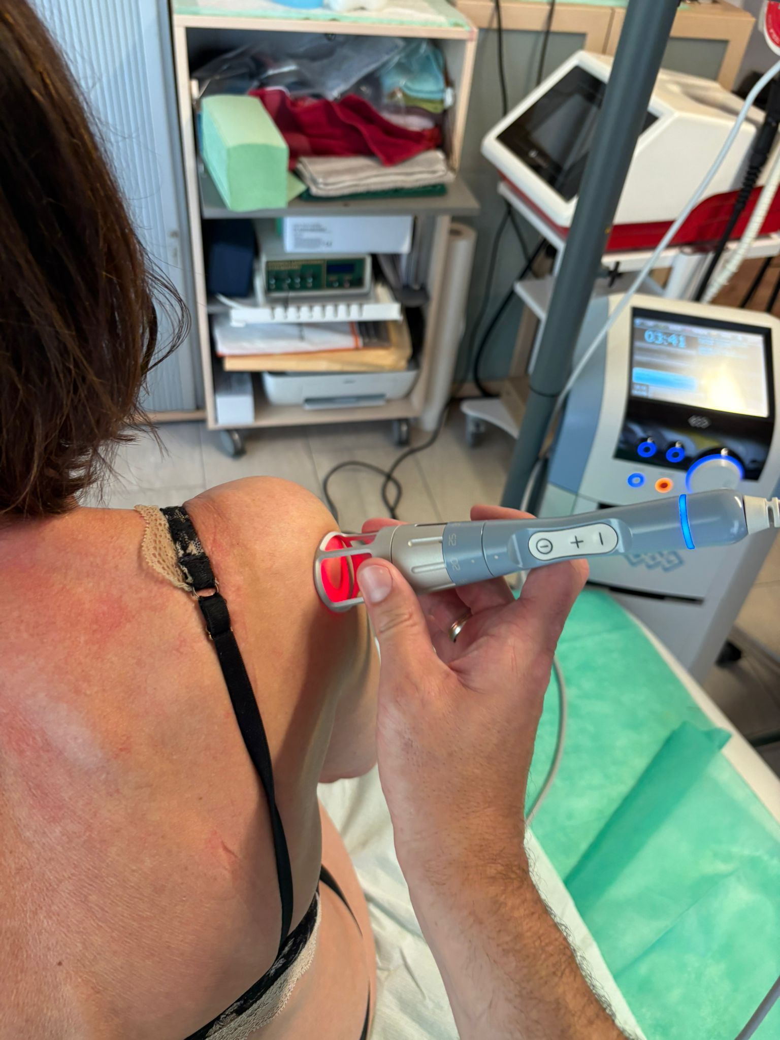 Eine Frau bekommt eine Laserbehandlung an der Schulter.