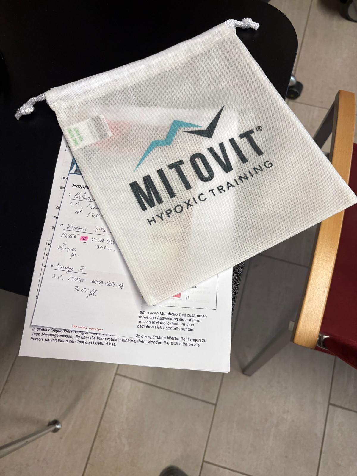 Eine Tasche mit der Aufschrift „Mitovit Hypoxic Training“